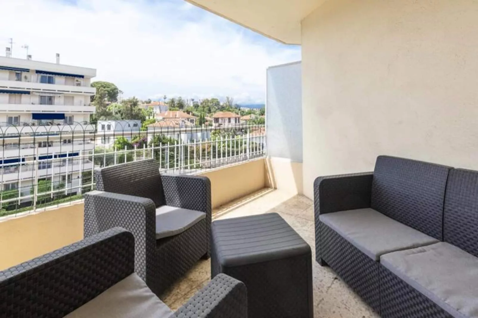 Résidence Centre D'antibes, Spacieux 3 Pi&egrave;ces Avec Terrasse Et Climatisation