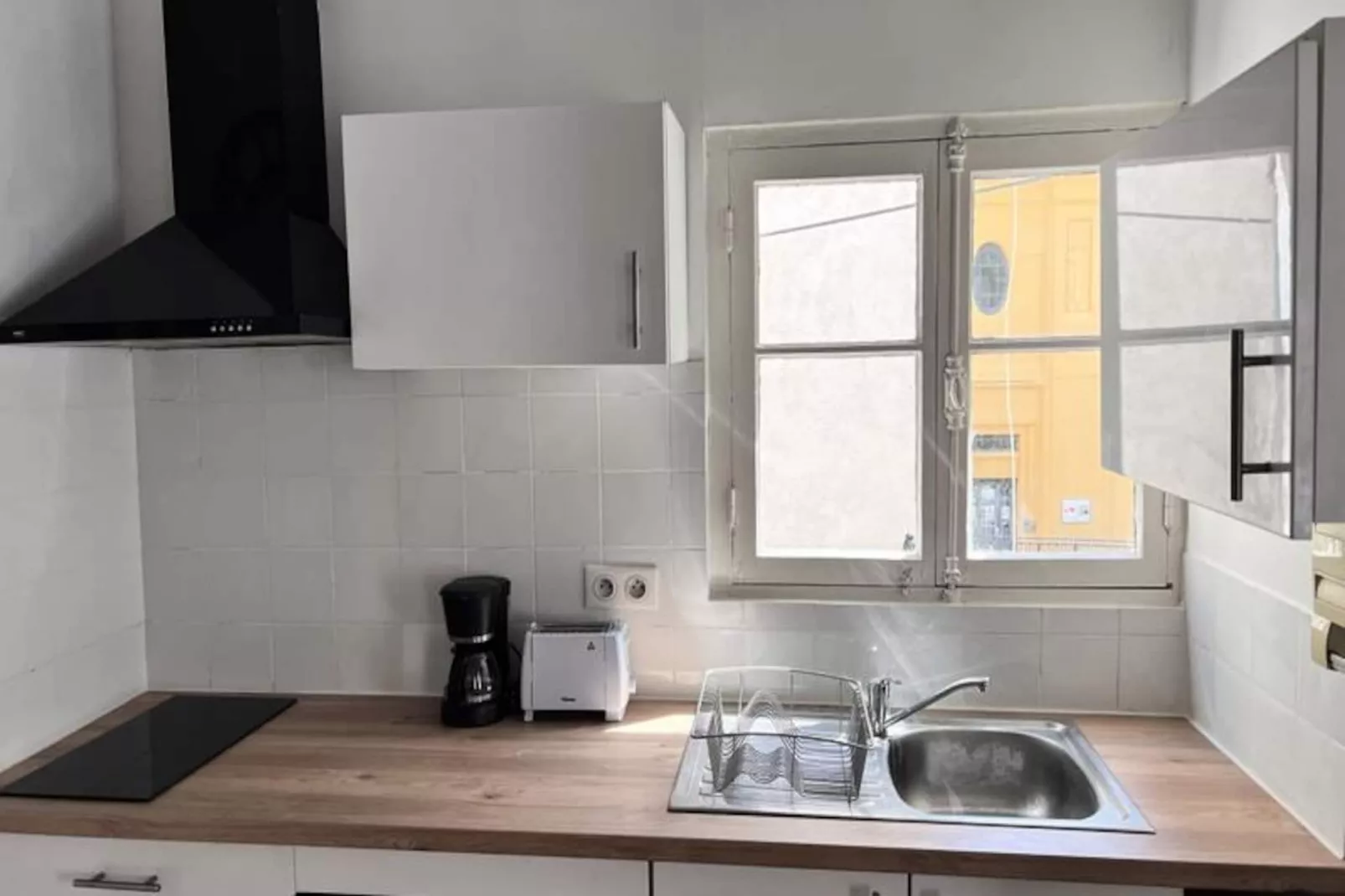 Résidence Studio Avec Mezzanine Dans Le Coeur Du Vieil Antibes, Wifi, Climatisation