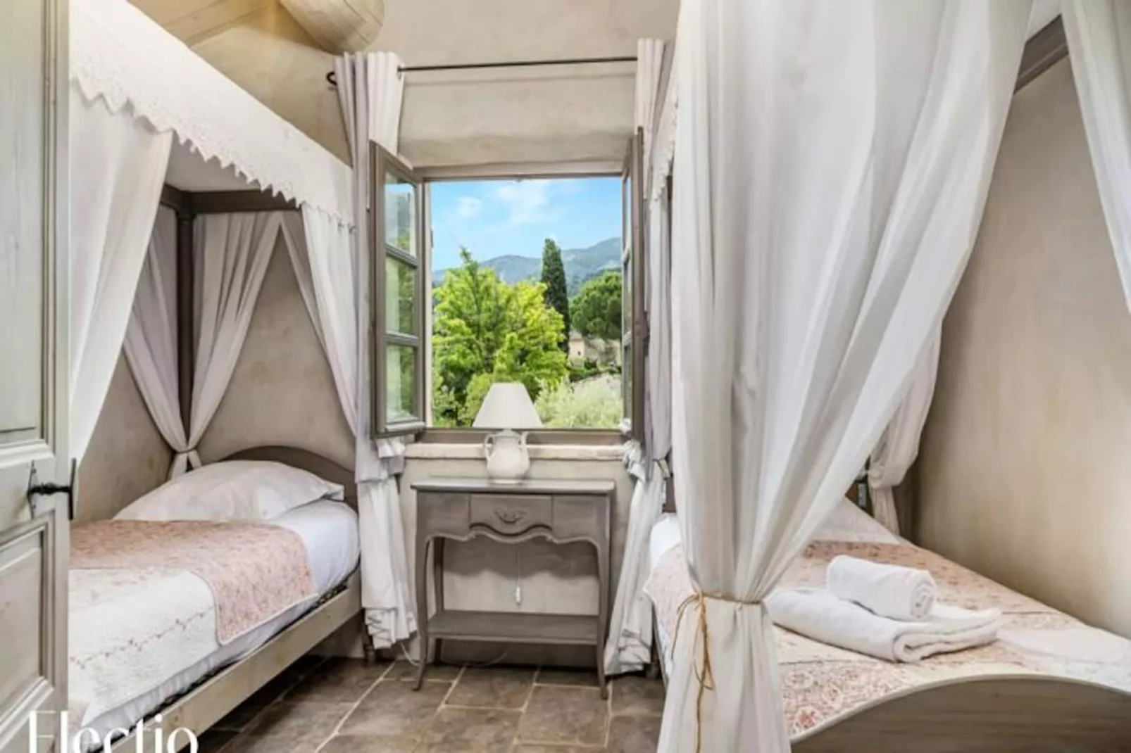 Loggia 7 Cypr&egrave;s | R&eacute;sidence Les Petitons