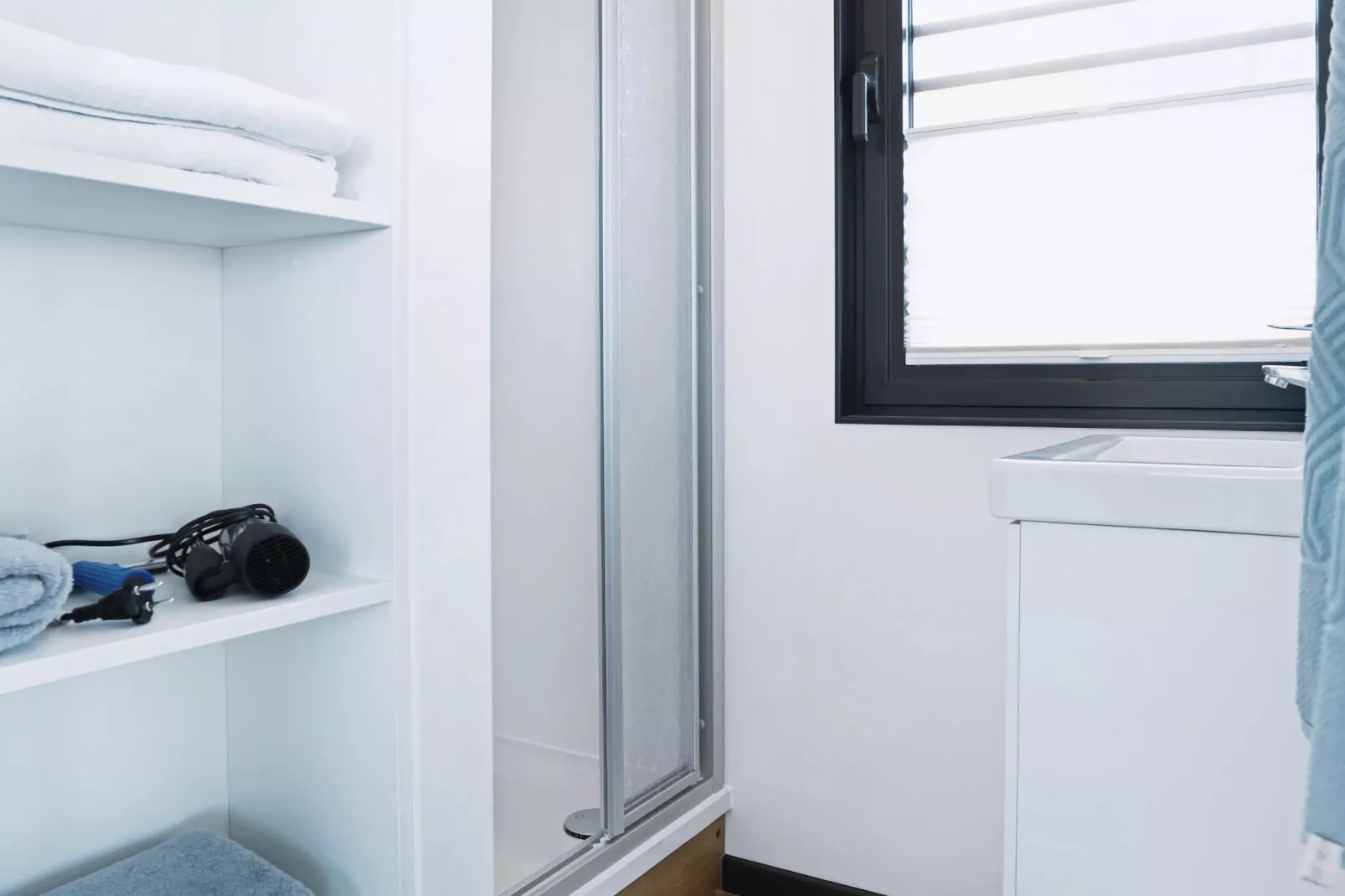 Floating 44 - LP 6 / 3 Personen-Badkamer