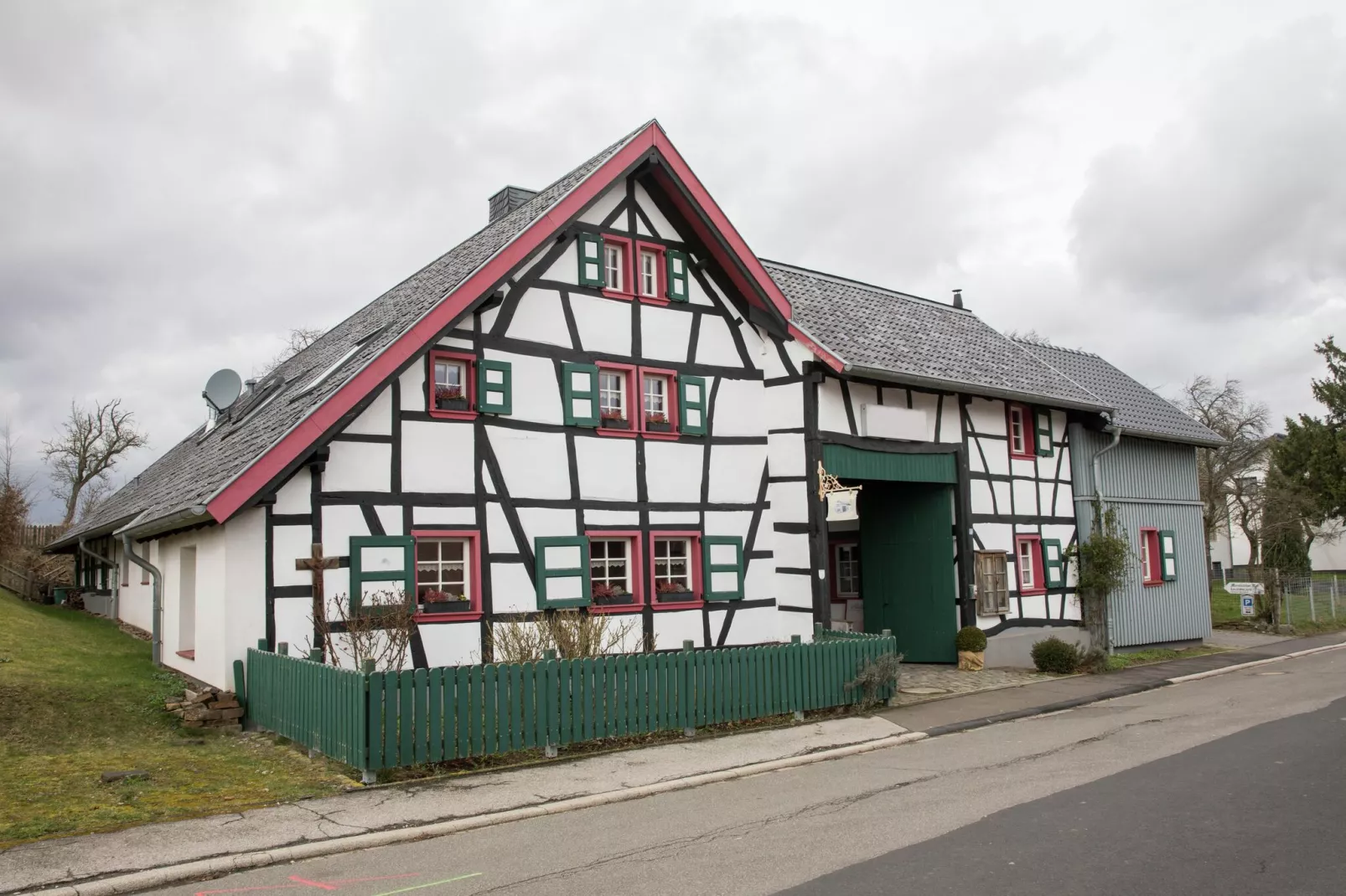 Morsbacher Hof II-Buitenkant zomer