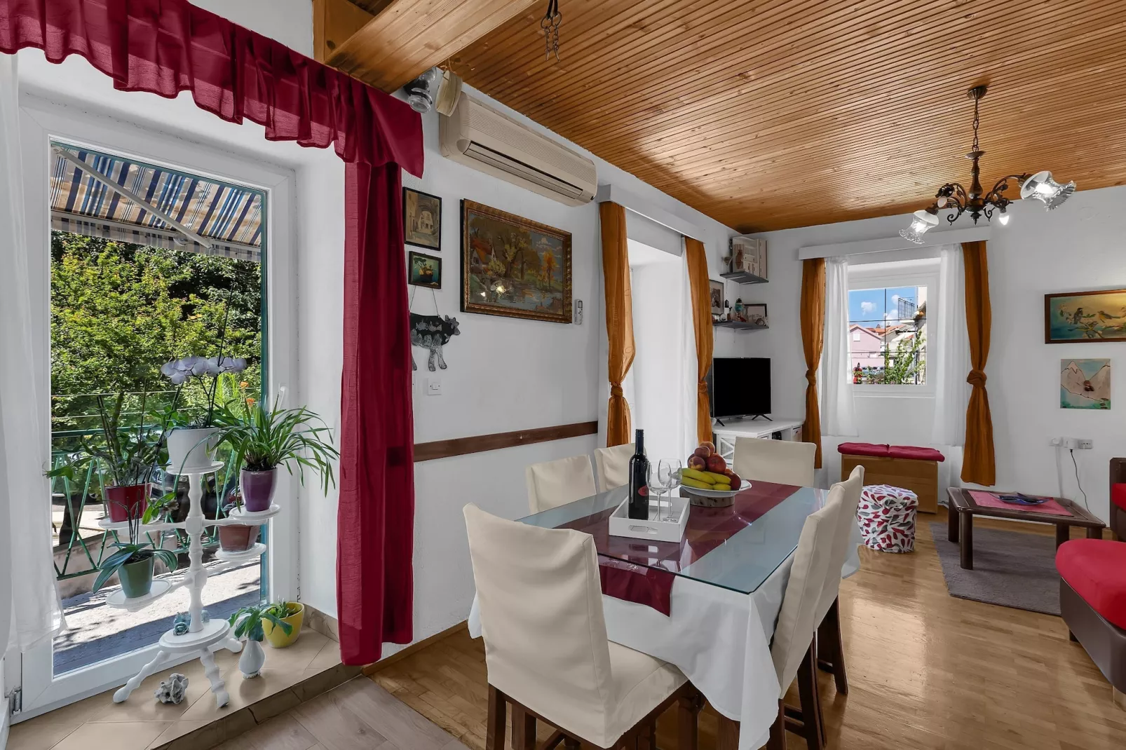 Apartments Kata - Three Bedroom Apartment with Balcony-Eetkamer