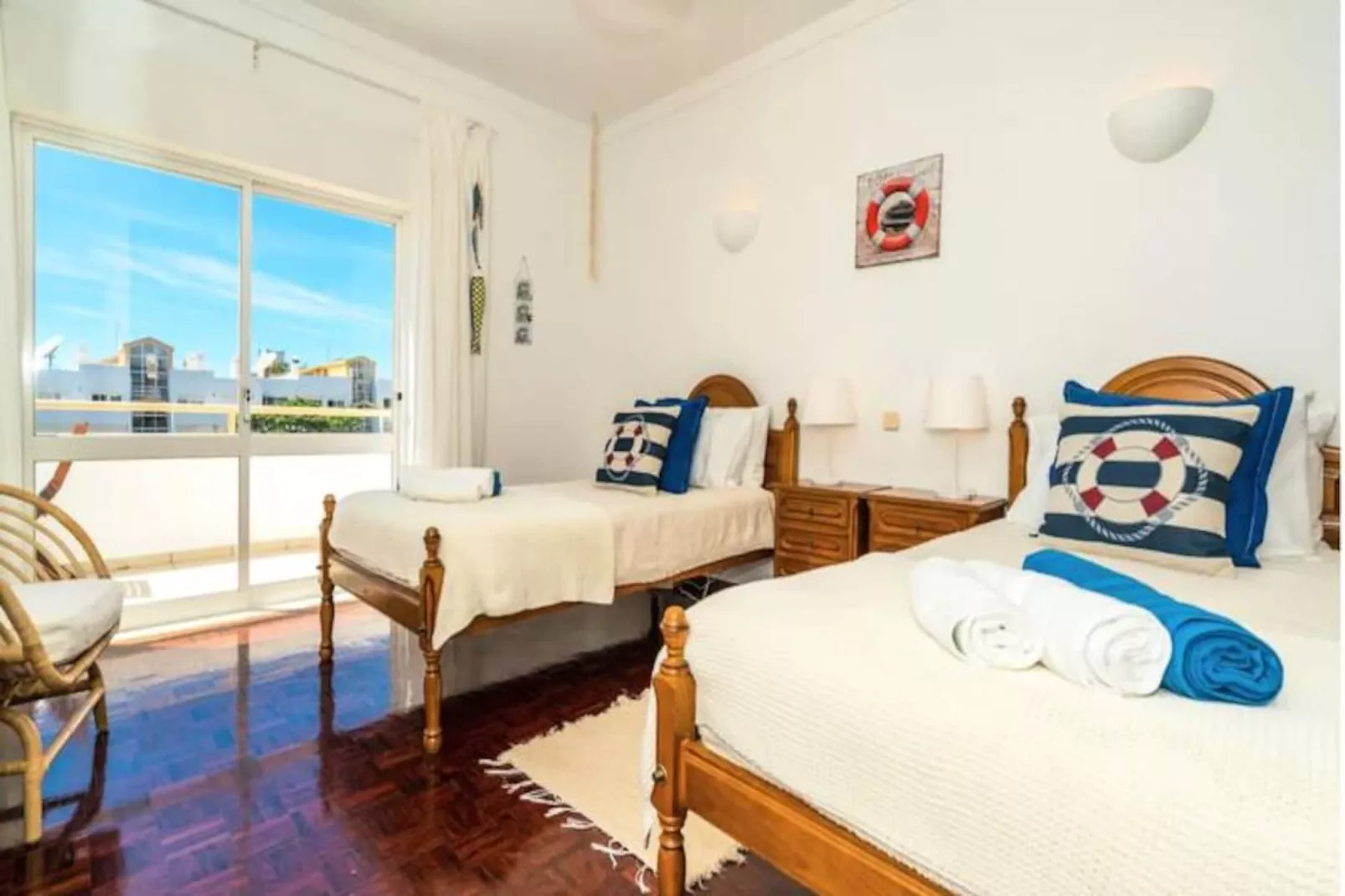 Sunny Seaside Escape-Niet-getagd