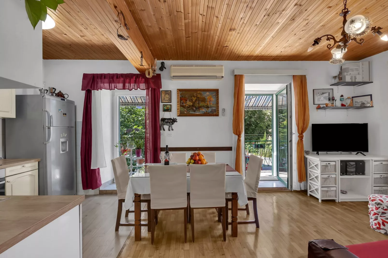 Apartments Kata - Three Bedroom Apartment with Balcony-Eetkamer