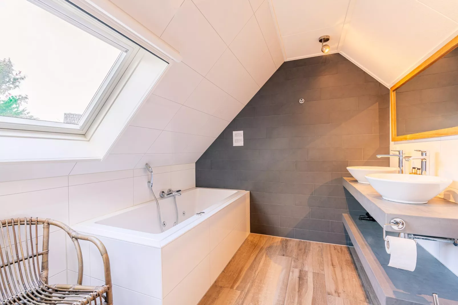 Kamperfoelie 73-Badkamer