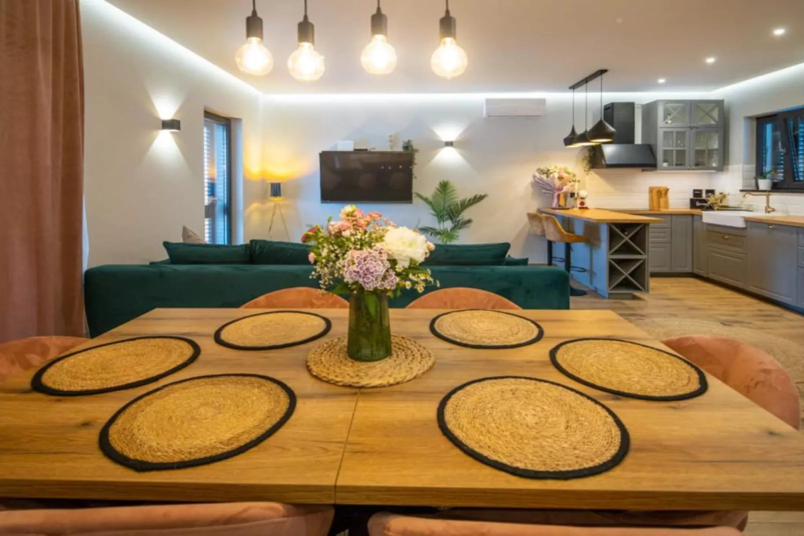 Lux Vintage House Bella Vita Biograd na Moru with Pool-Eetkamer