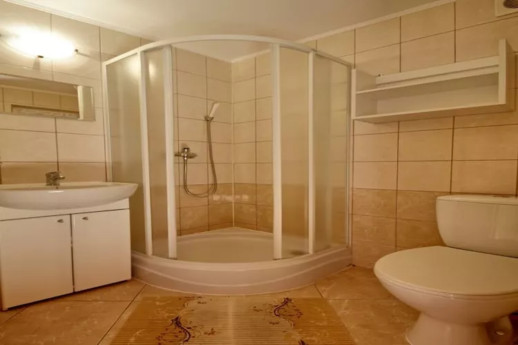 Domki pietrowe dla max 5 osób Karwia-Badkamer