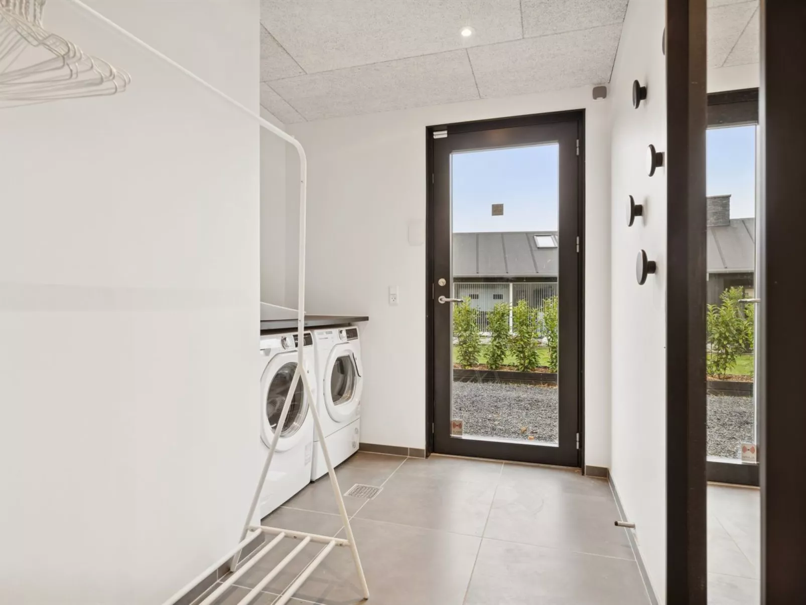 "Emelina" - 300m from the sea-Binnen