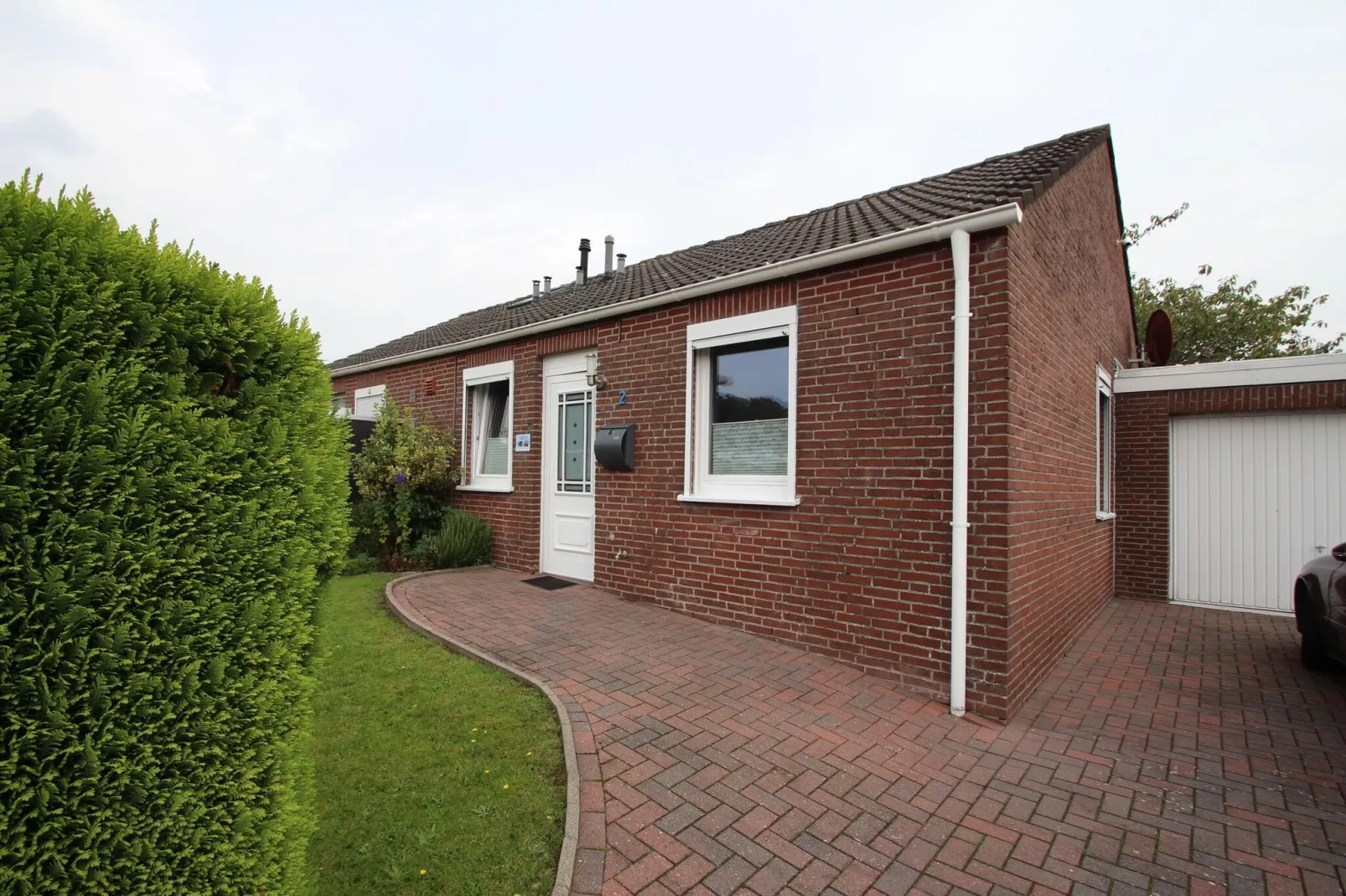 Bungalow Berumbur-Buitenkant zomer