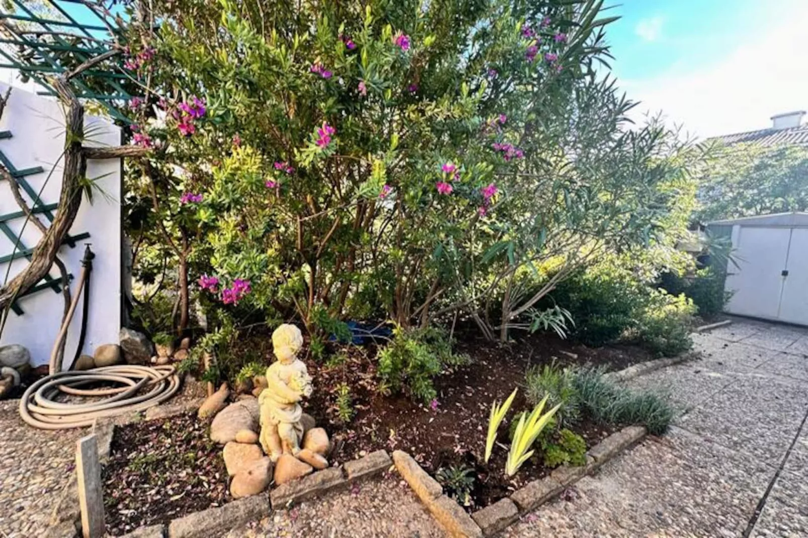 Résidence Les Pinedes - Un Jardin Fleuri &agrave; C&ocirc;t&eacute; De La Plage-Niet-getagd