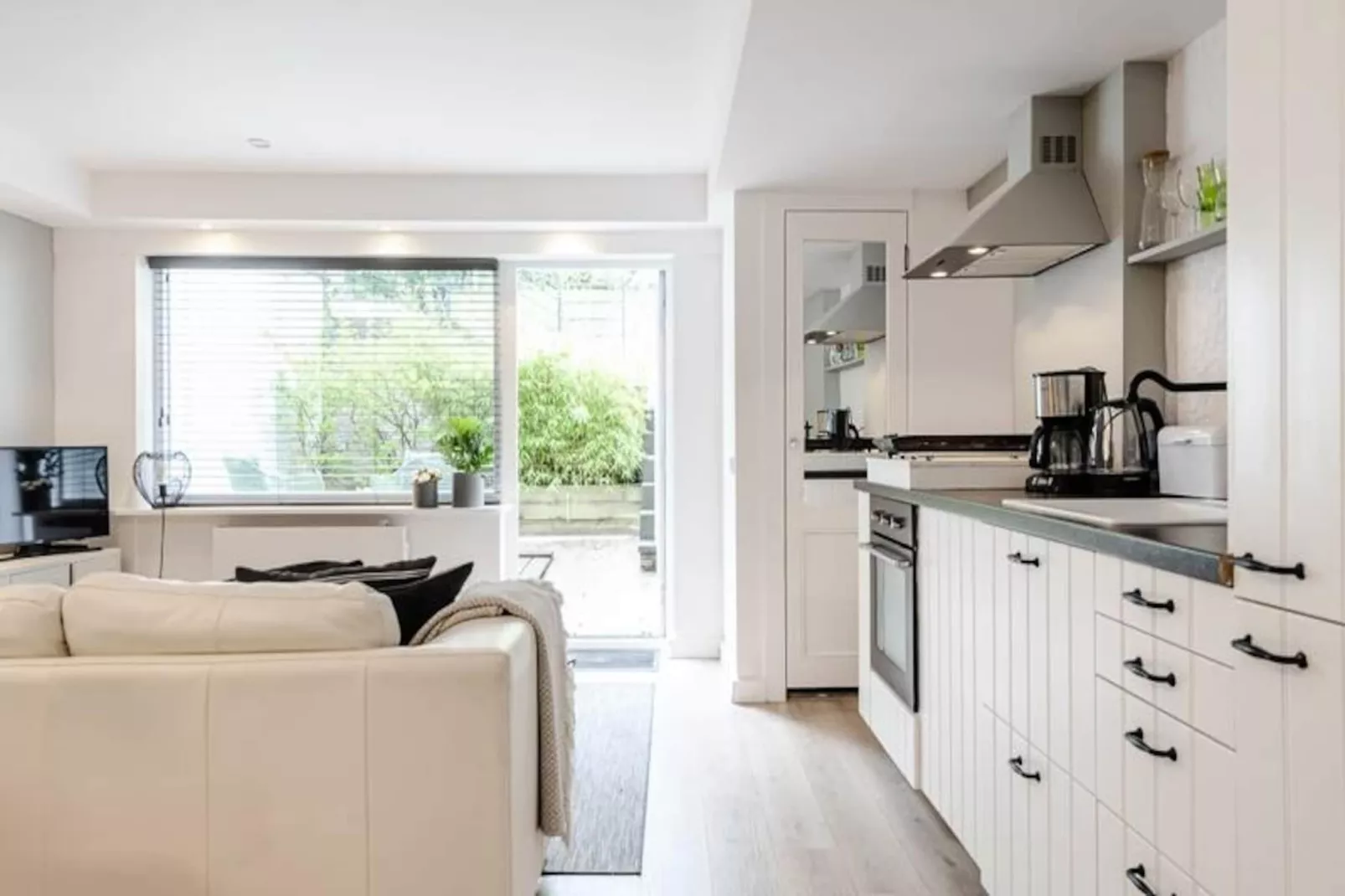 Summer House - Souterrain-Niet-getagd