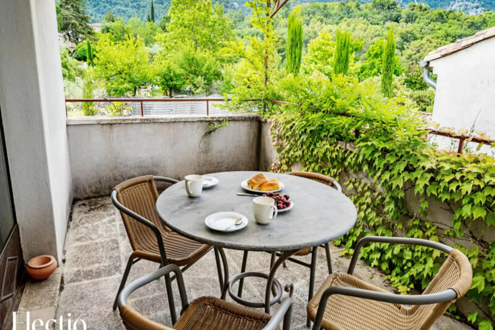 Loggia 7 Cypr&egrave;s | R&eacute;sidence Les Petitons-Niet-getagd