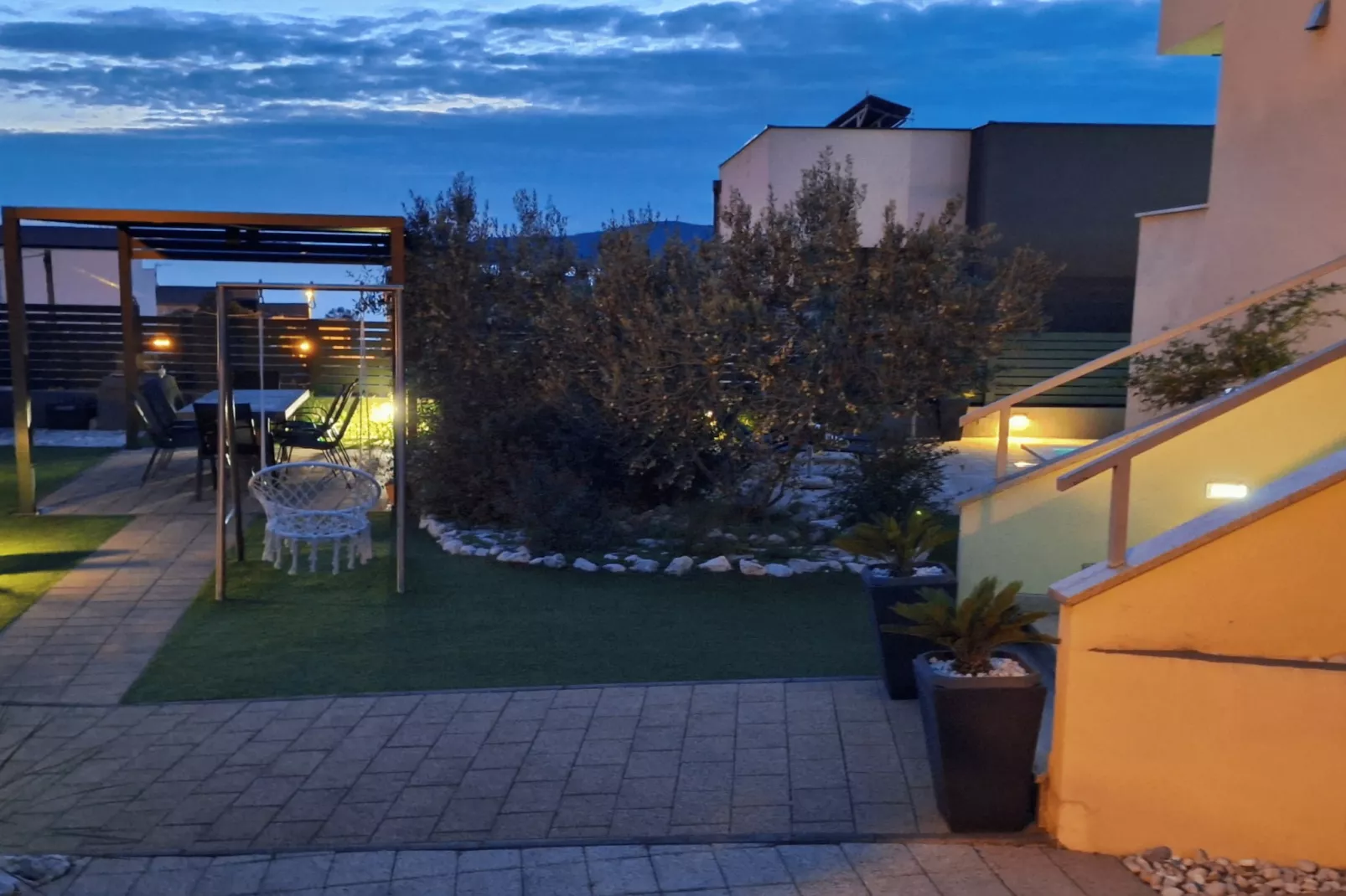 Apartment Cvita & Roza - Two Bedroom apartment with Terrace (Cvita) (A2)-Buitenlucht