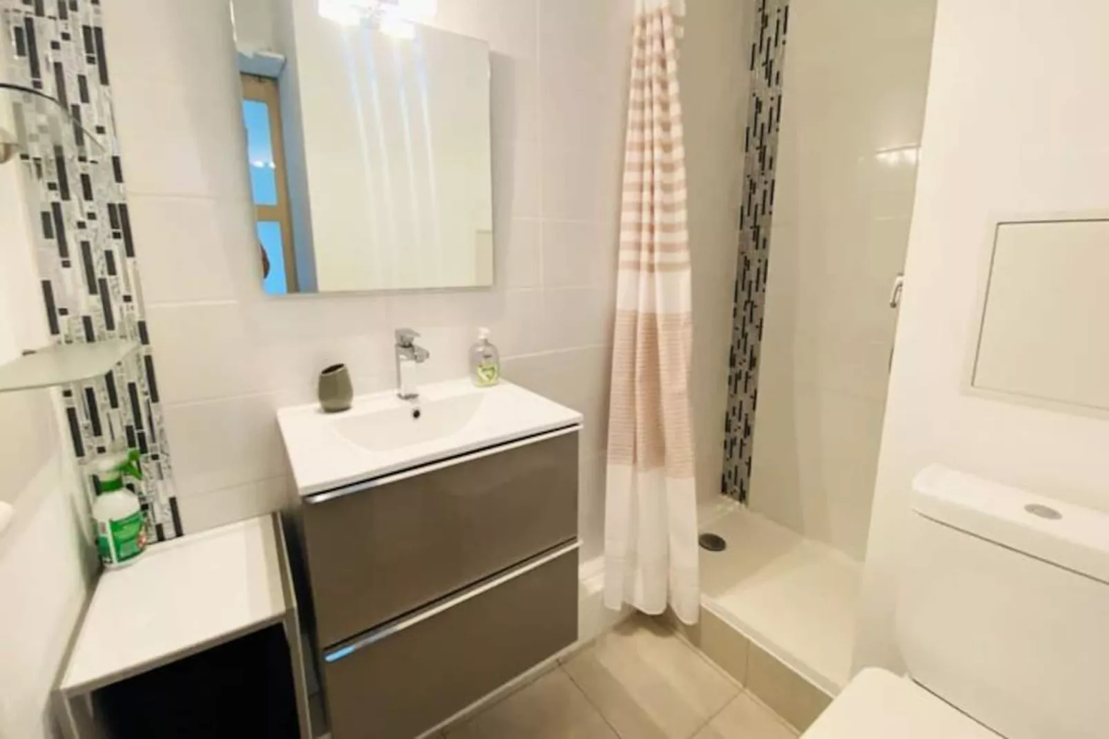 Résidence S&eacute;r&eacute;nit&eacute; - Appartement Une Chambre Proche De La Plage-Niet-getagd