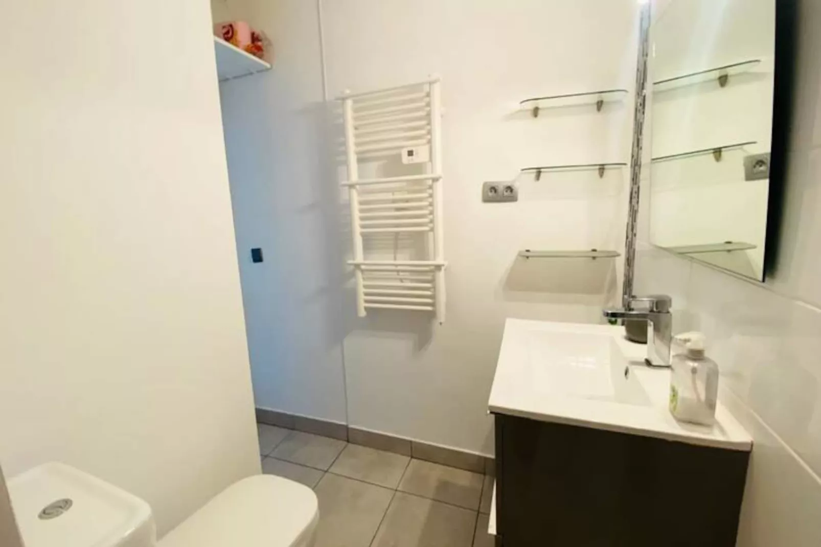 Résidence S&eacute;r&eacute;nit&eacute; - Appartement Une Chambre Proche De La Plage-Niet-getagd