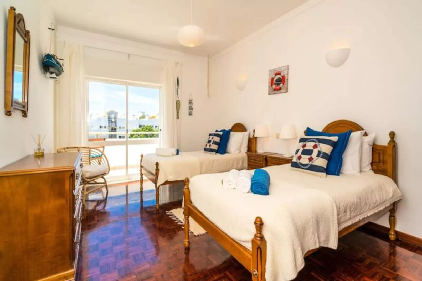 Sunny Seaside Escape-Niet-getagd