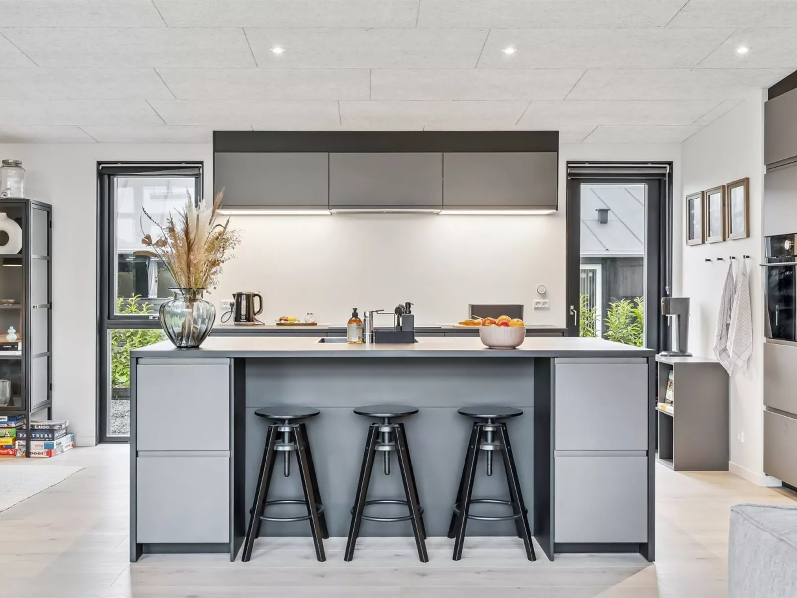 "Emelina" - 300m from the sea-Binnen