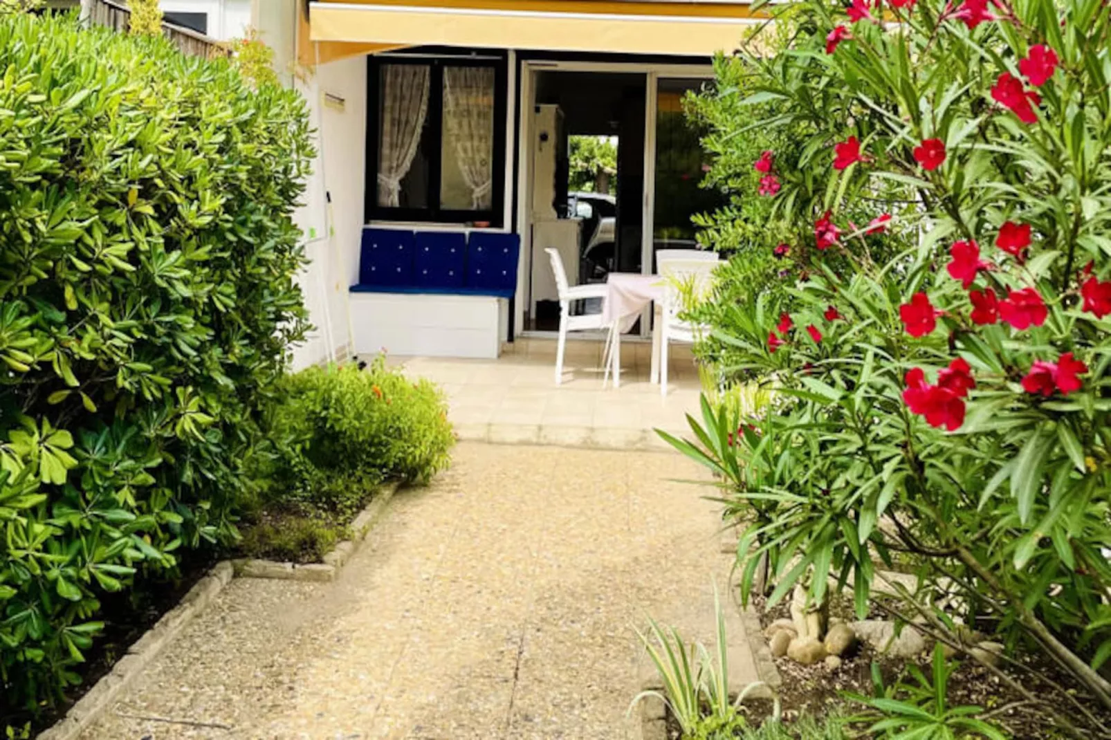 Résidence Les Pinedes - Un Jardin Fleuri &agrave; C&ocirc;t&eacute; De La Plage-Niet-getagd