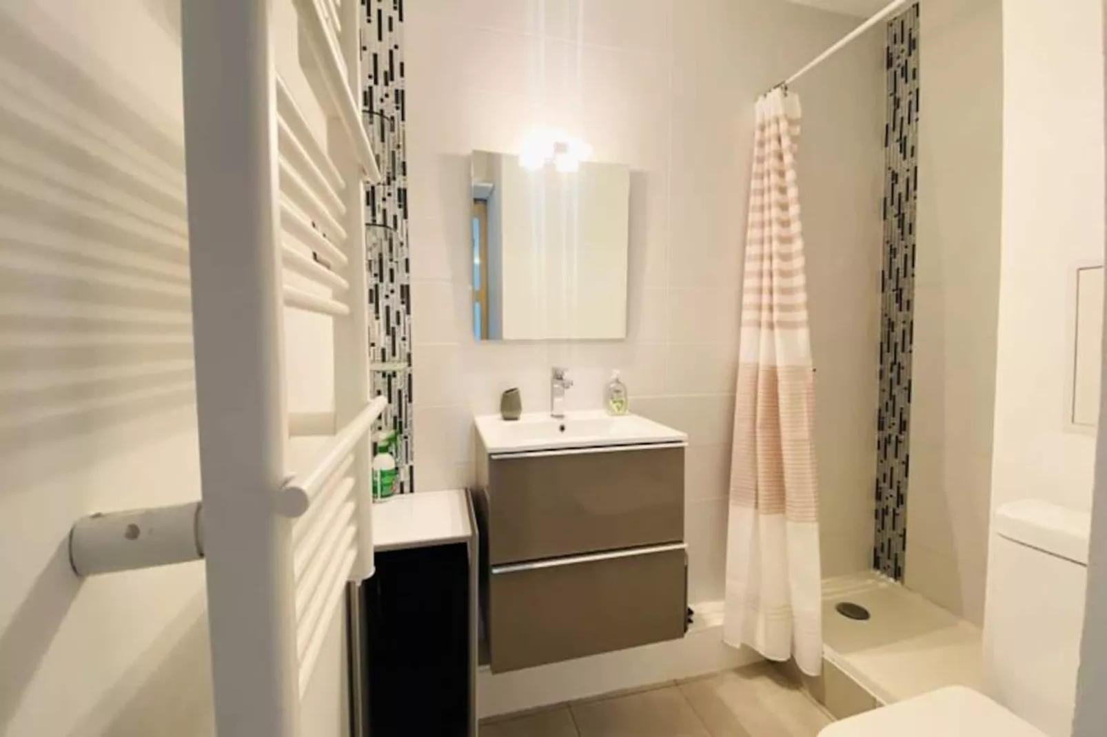 Résidence S&eacute;r&eacute;nit&eacute; - Appartement Une Chambre Proche De La Plage-Niet-getagd