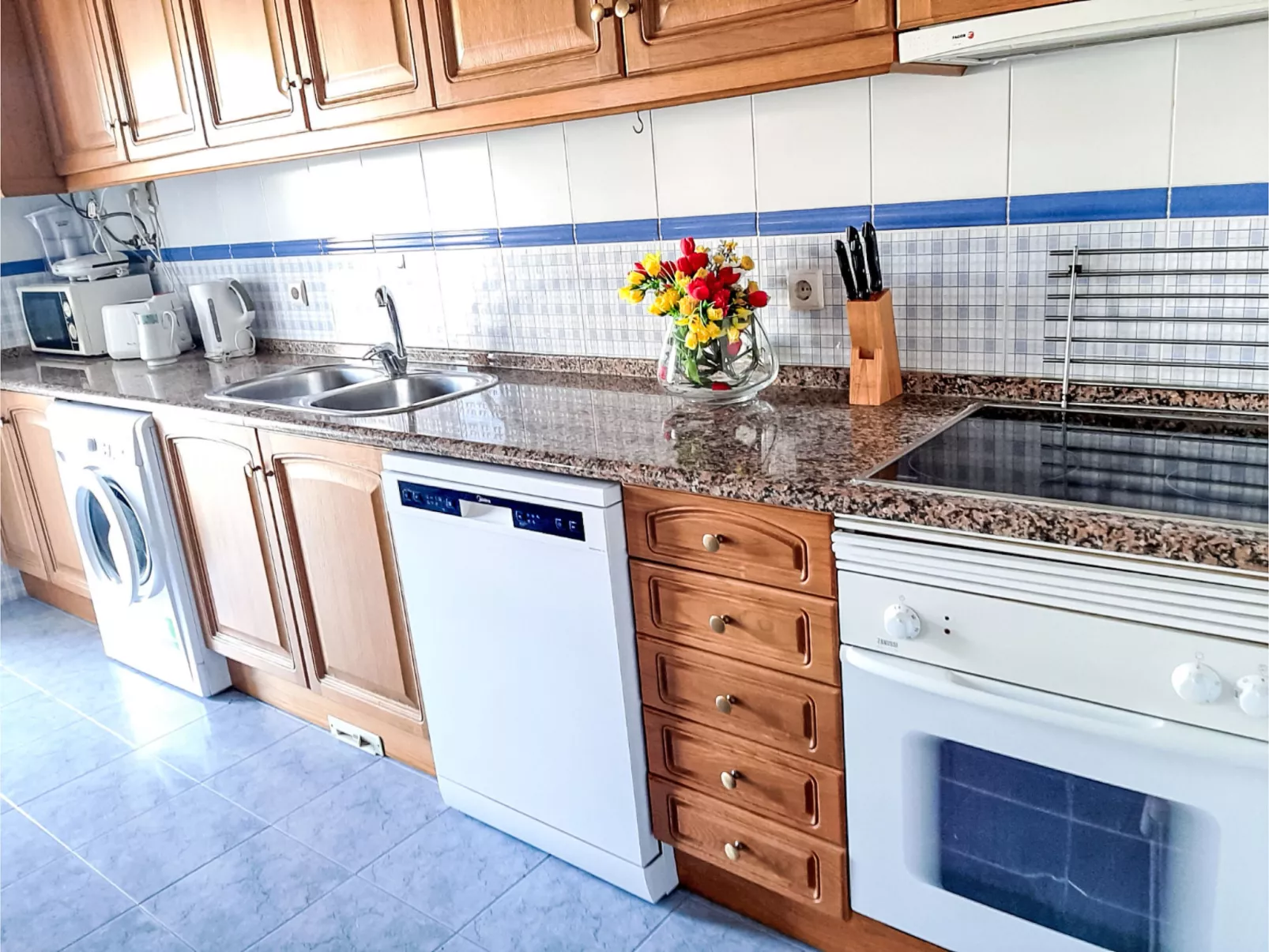 Manelito House - Sunny Way-Binnen