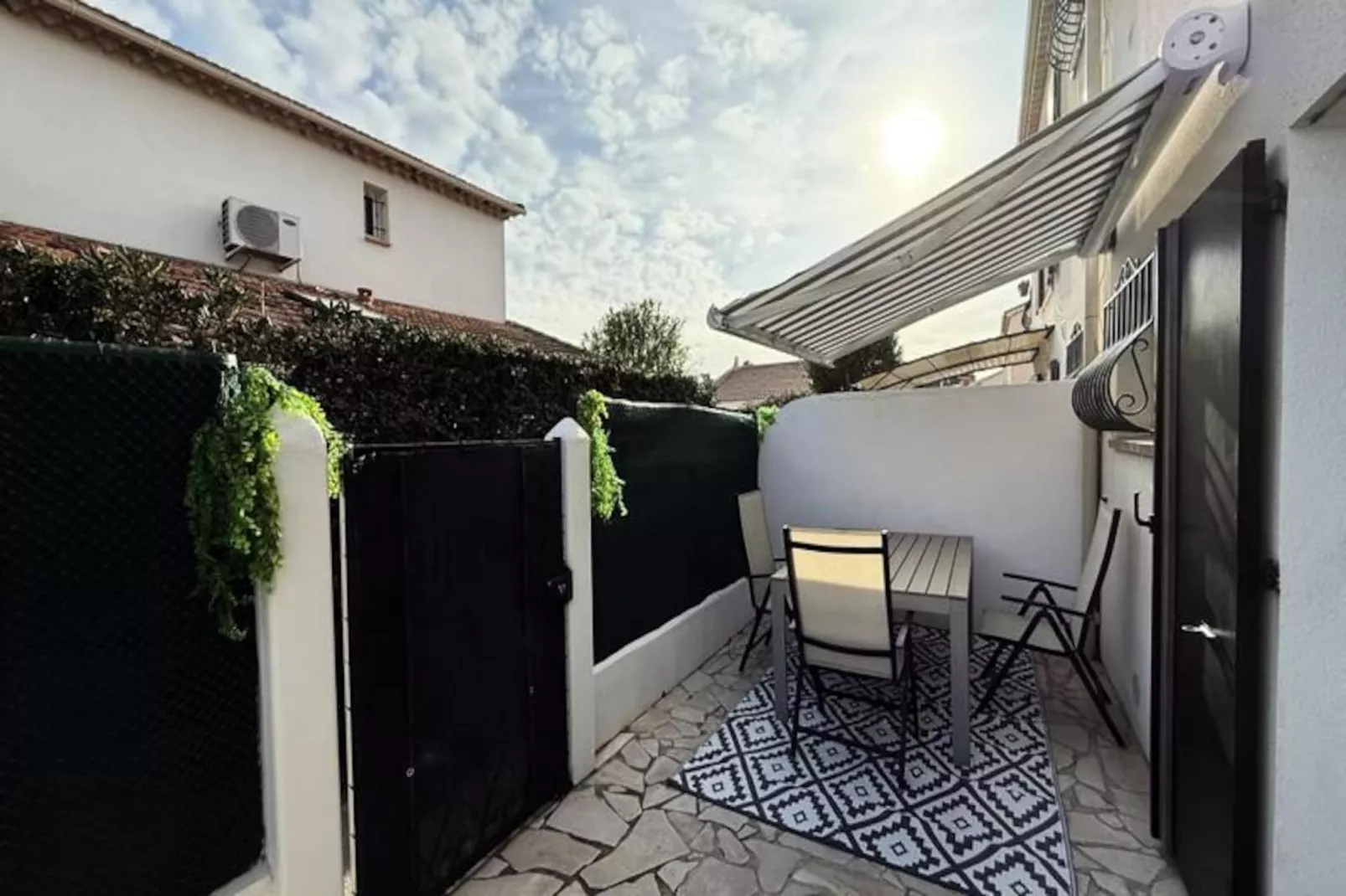 06cp - Beau T2 Super équipé Avec Terrasse-Niet-getagd