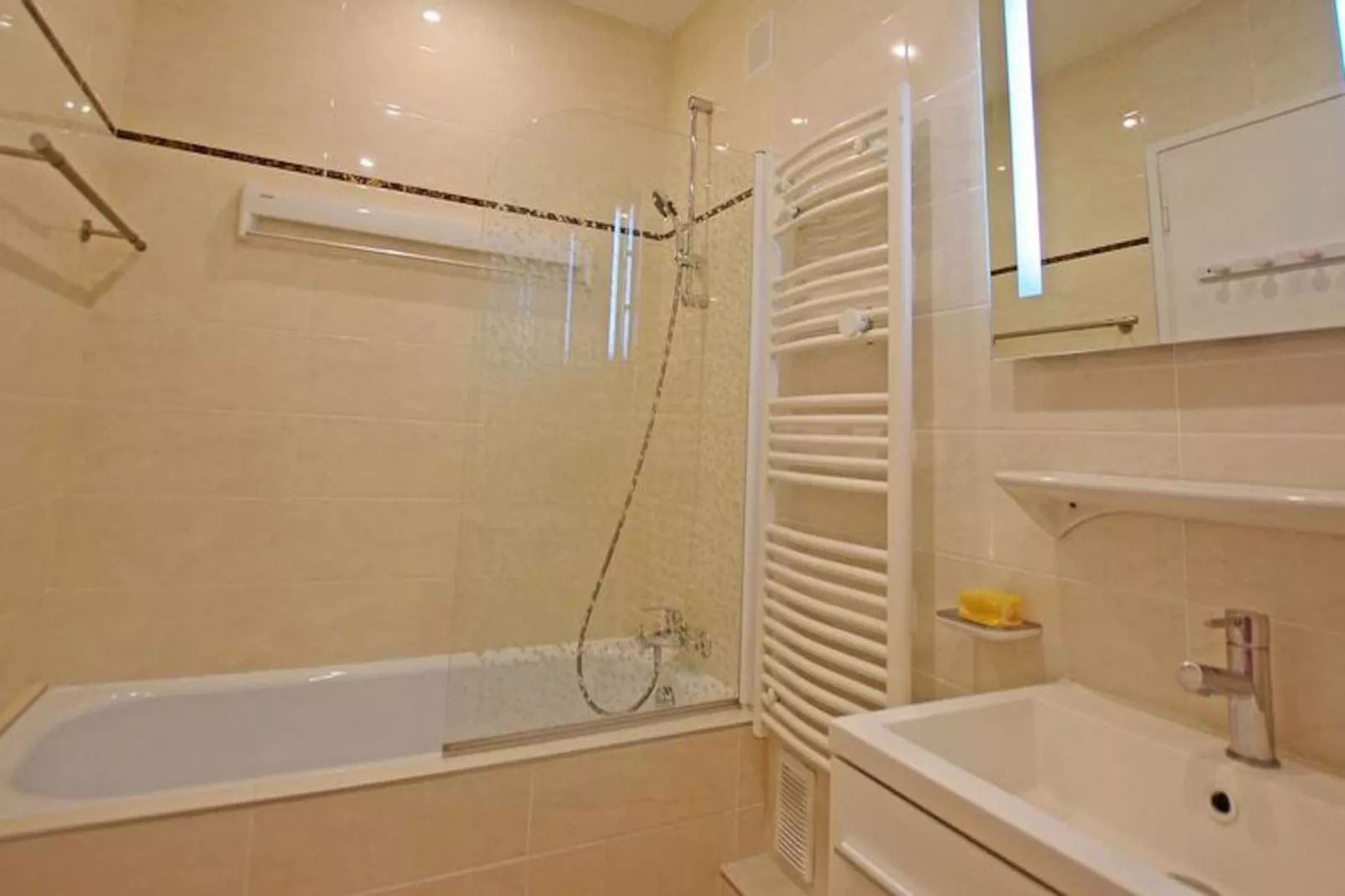 Résidence Cimes-Niet-getagd