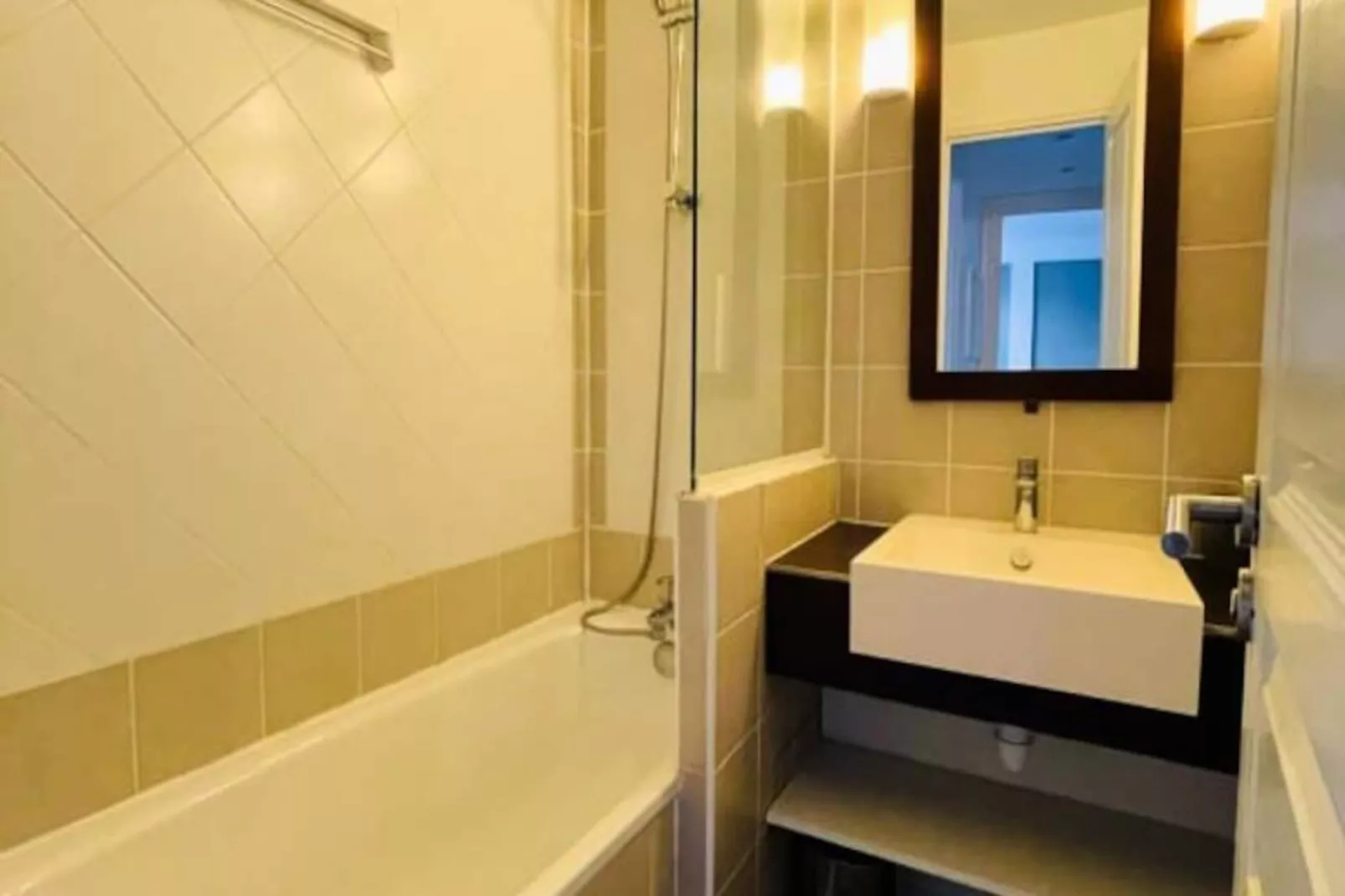 Résidence Charmant Appartement Pour 5 Pers Avec Piscine, Parking Et Tennis-Niet-getagd