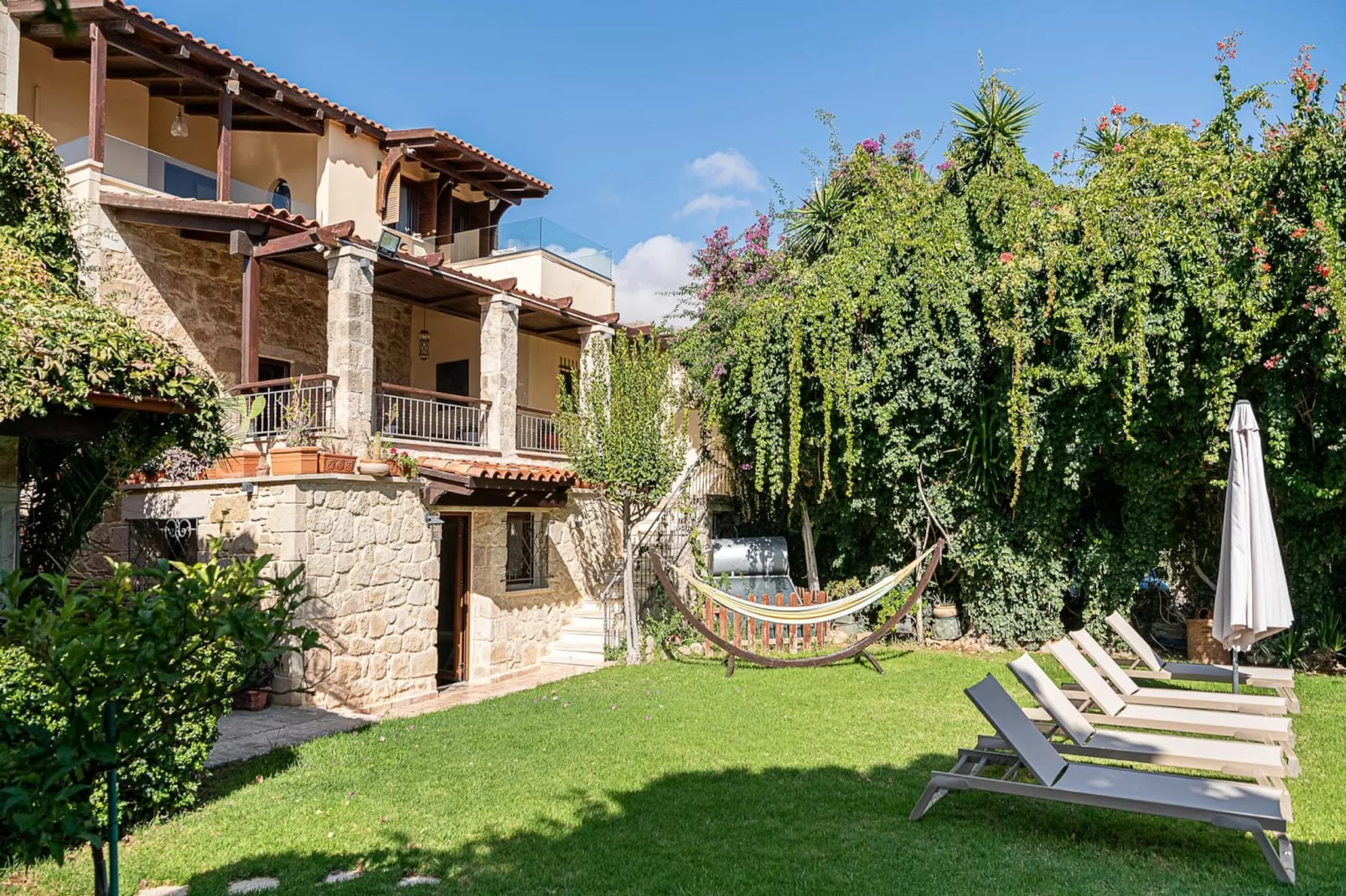 Villa Arhontariki 4prs-Tuinen zomer