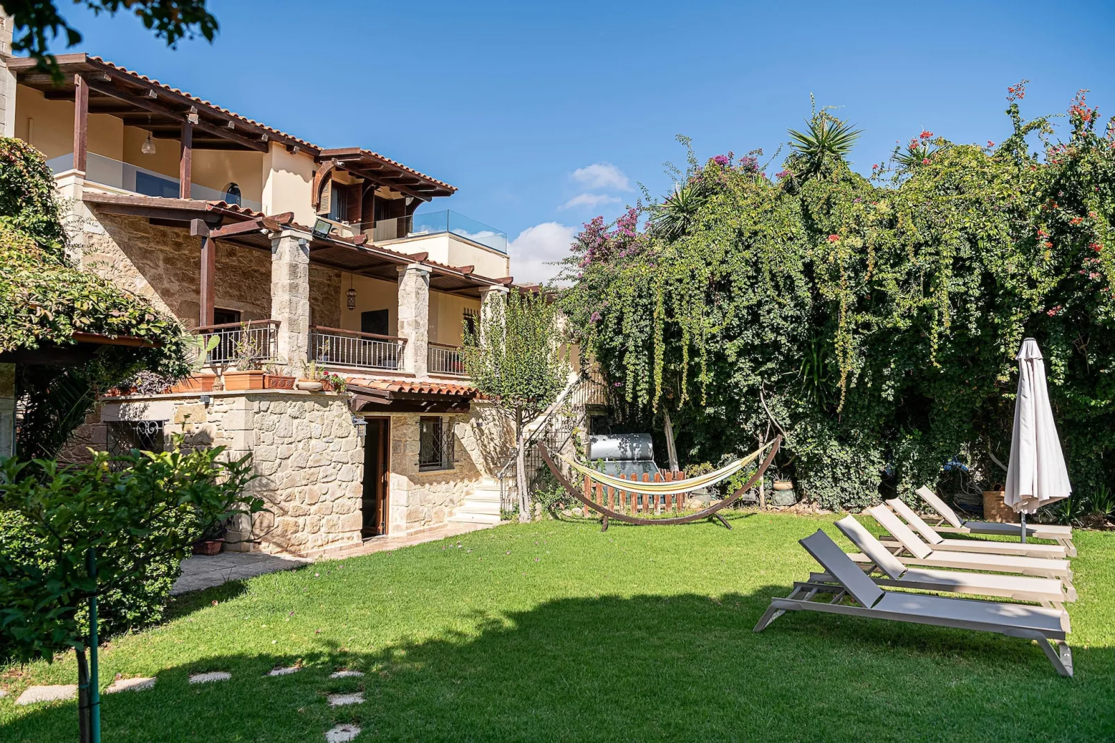 Villa Arhontariki 4prs-Tuinen zomer