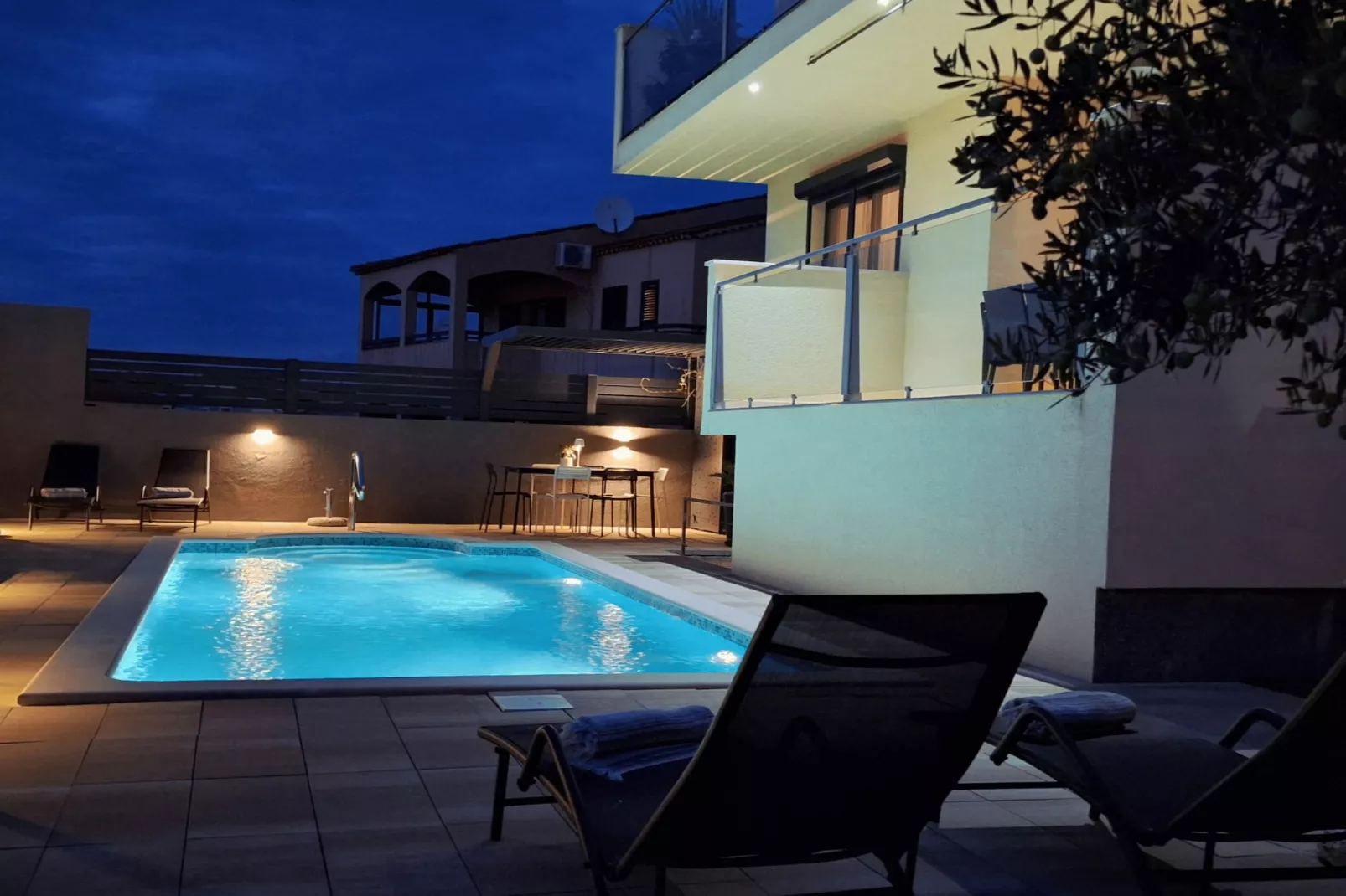 Apartment Cvita & Roza - Two Bedroom apartment with Terrace (Cvita) (A2)-Zwembad