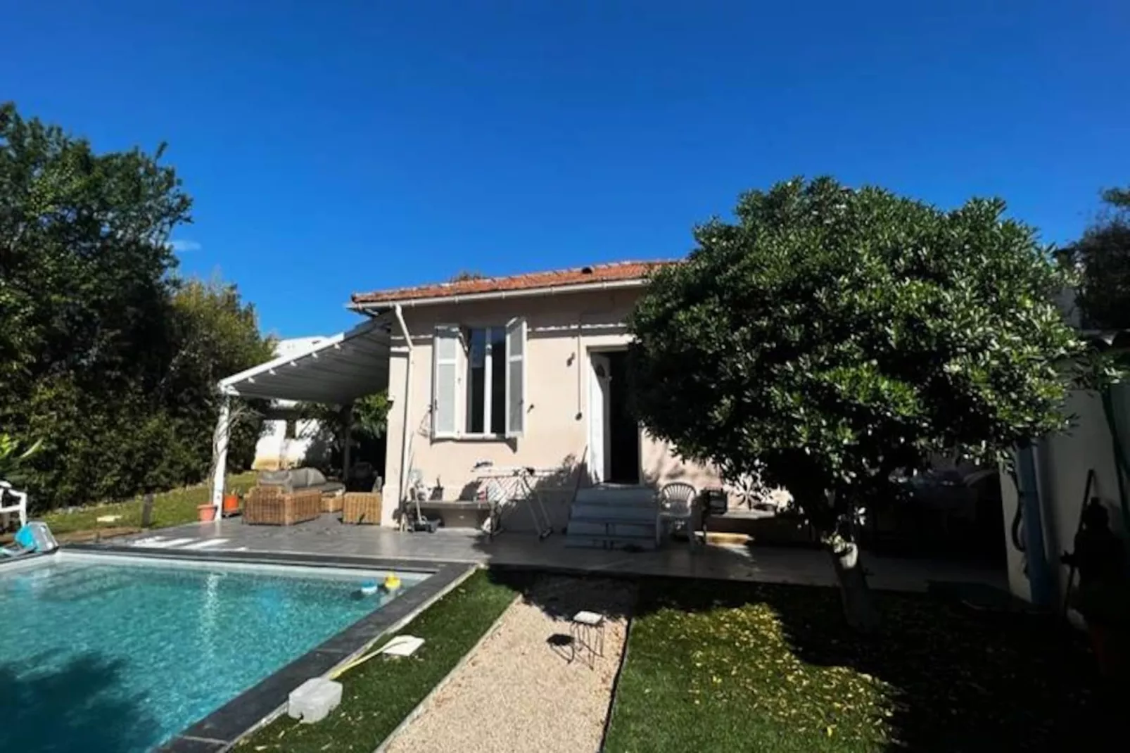 Résidence Maison De Vacances Au Centre-ville D'antibes Avec Piscine Priv&eacute;e-Niet-getagd