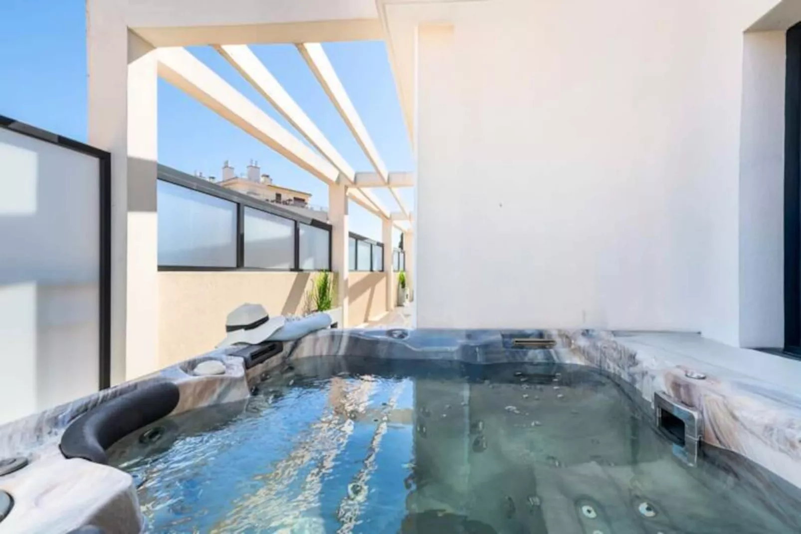 Résidence 4p Rooftop Avec Jacuzzi & Parking, Cannes-Niet-getagd