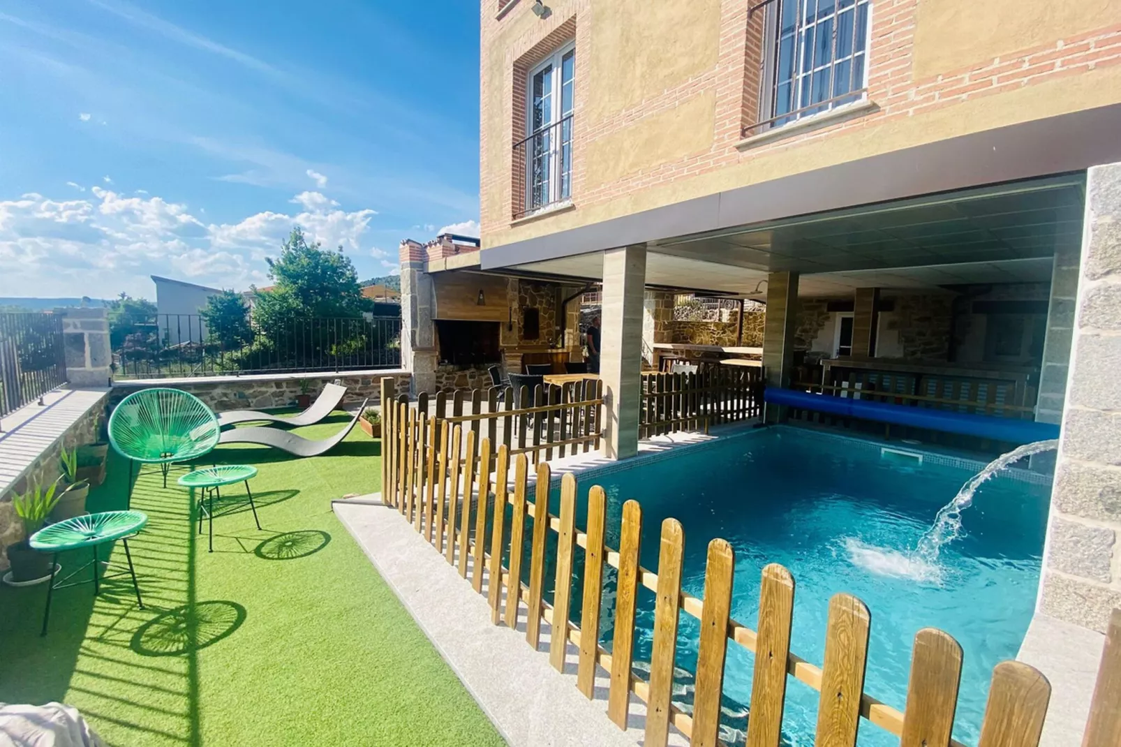 Vakantiehuis in Robledondo met privé zwembad-Tuinen zomer