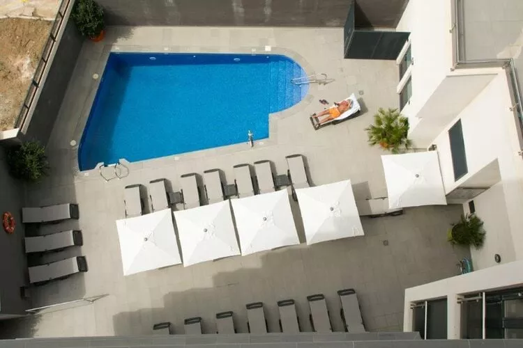 Apartamento con patio-Zwembad