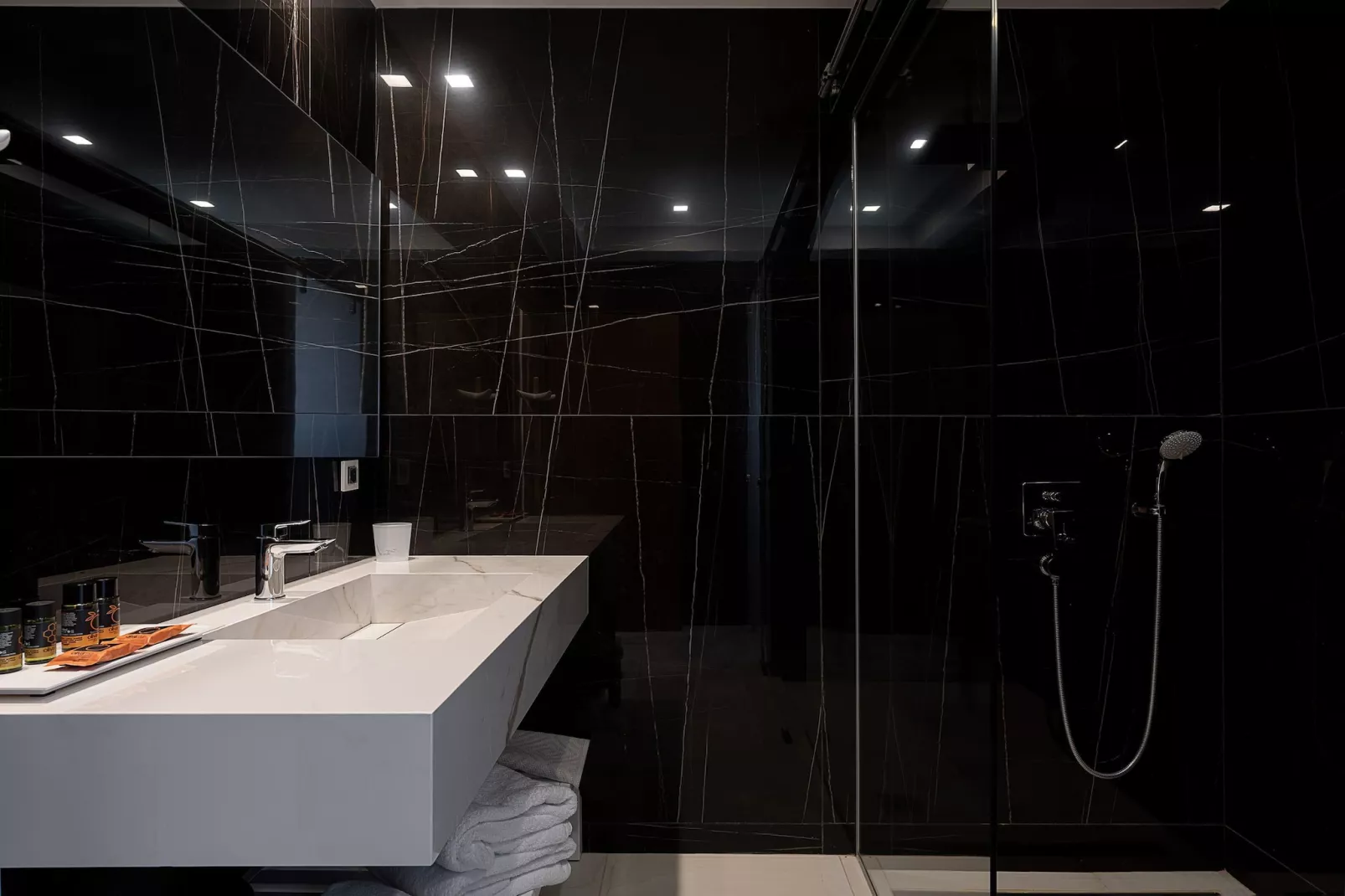 Villa Aloni 8prs-Badkamer