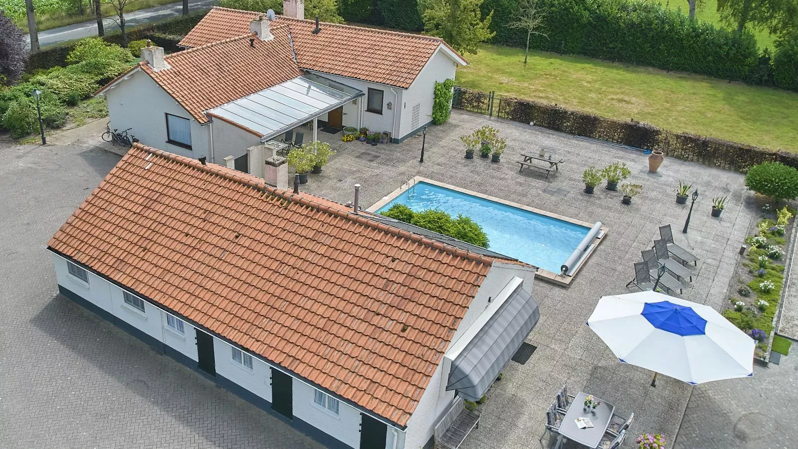 De Vrije Vogel-Buitenkant zomer