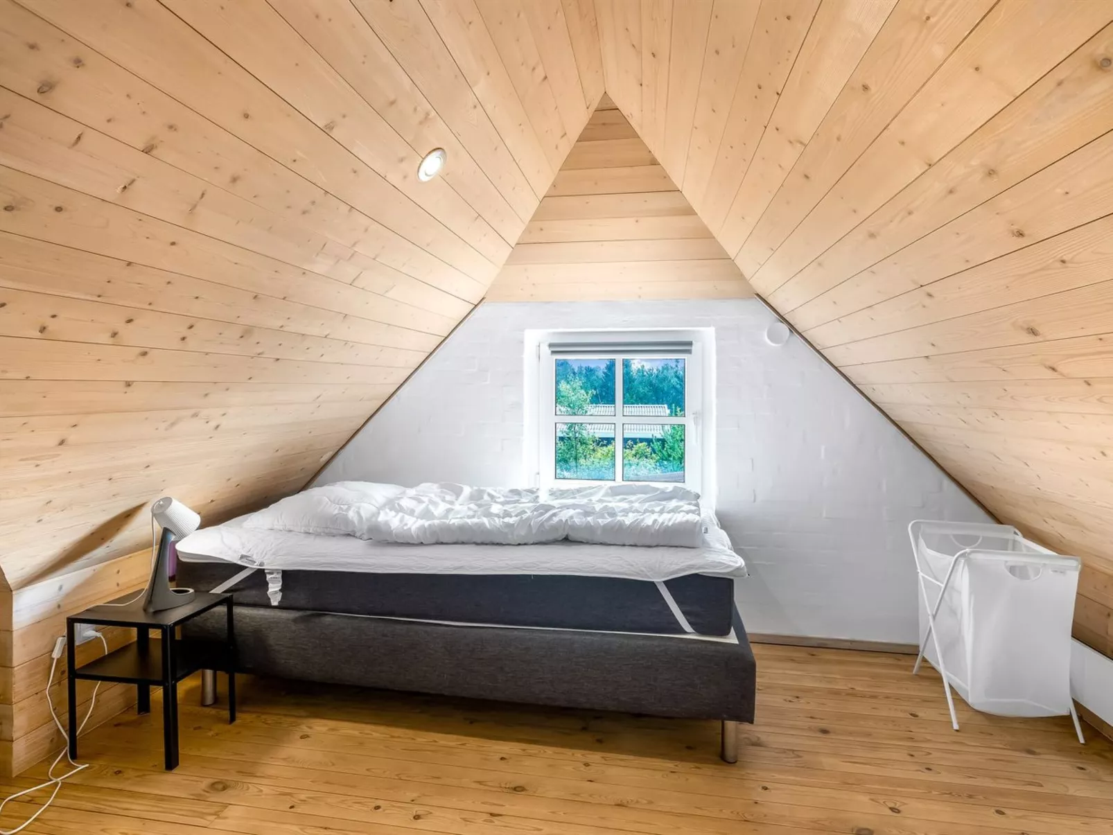 "Sondra" -  from the sea-Binnen