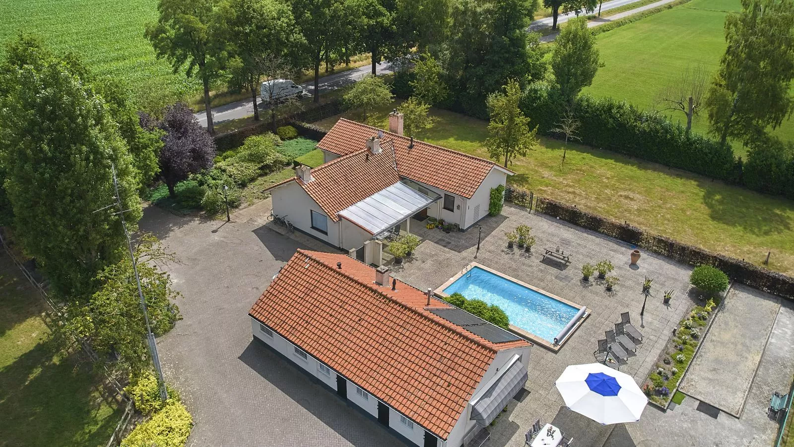 De Vrije Vogel-Buitenkant zomer