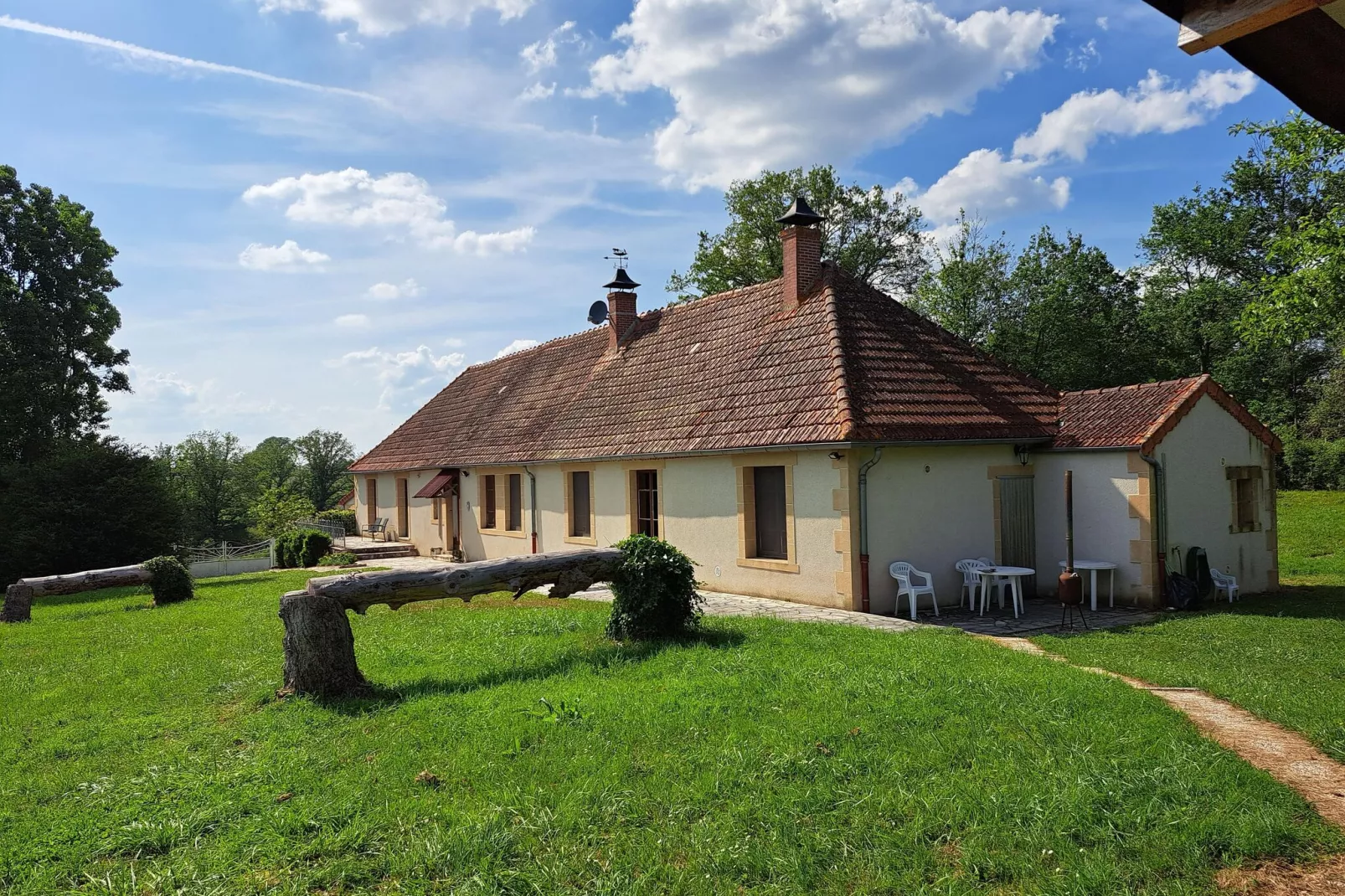 Maison de vacances -   VIEURE-Buitenkant zomer