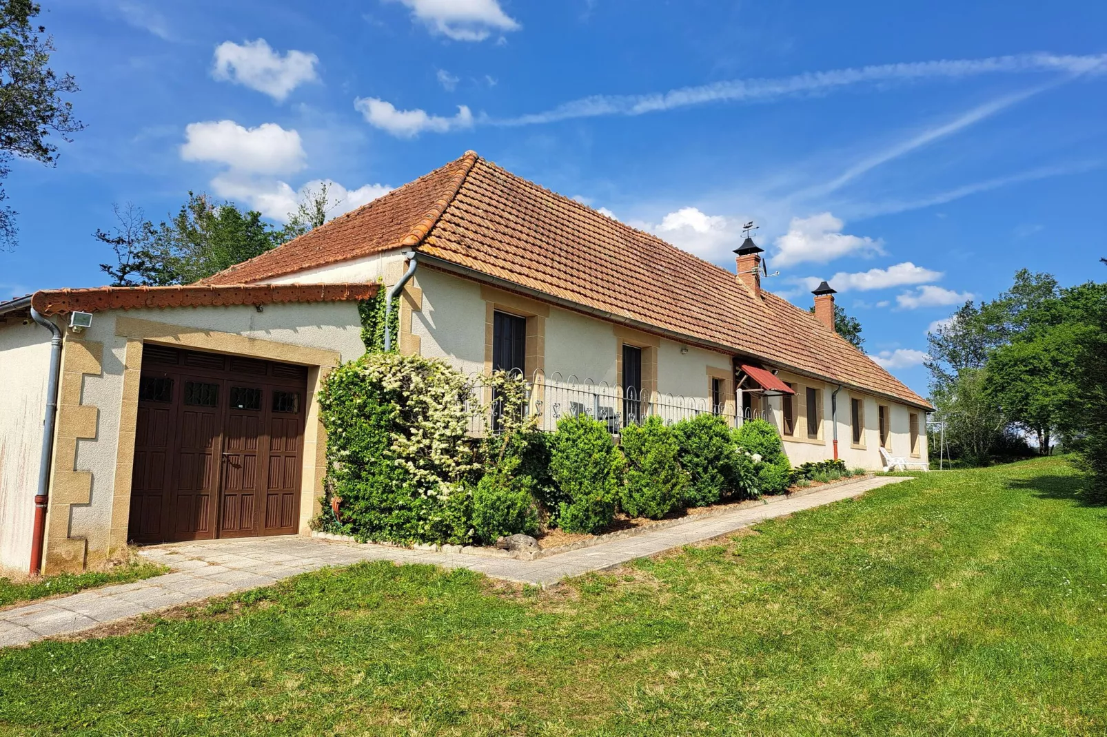 Maison de vacances - VIEURE-Buitenkant zomer