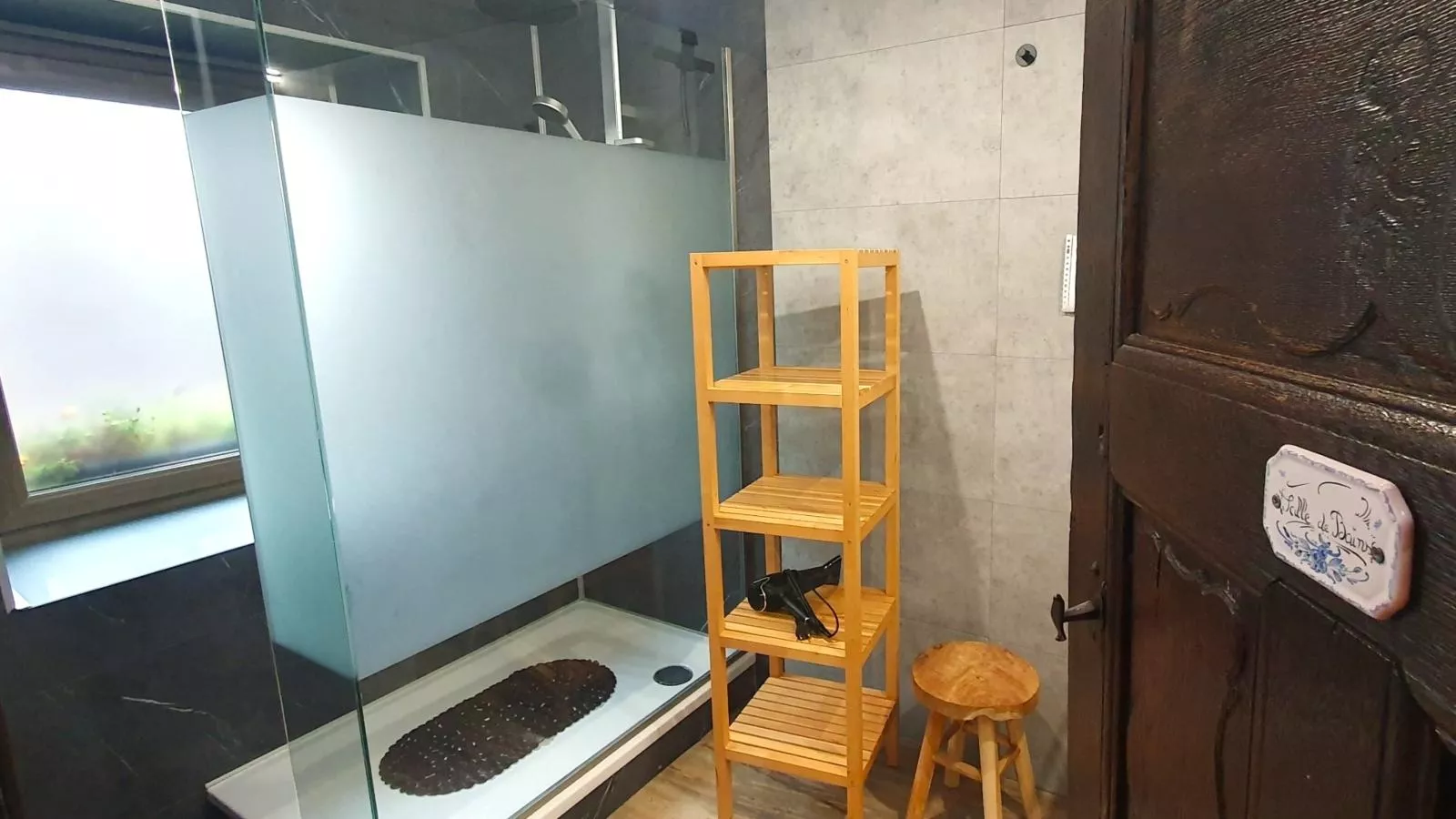 Les Pierris near F1 circuit-Badkamer