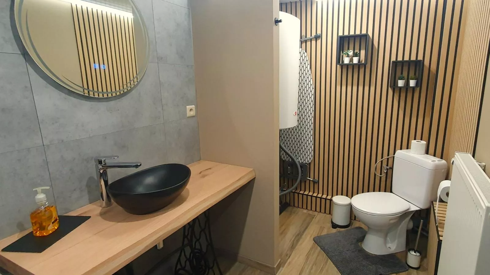 Les Pierris near F1 circuit-Badkamer