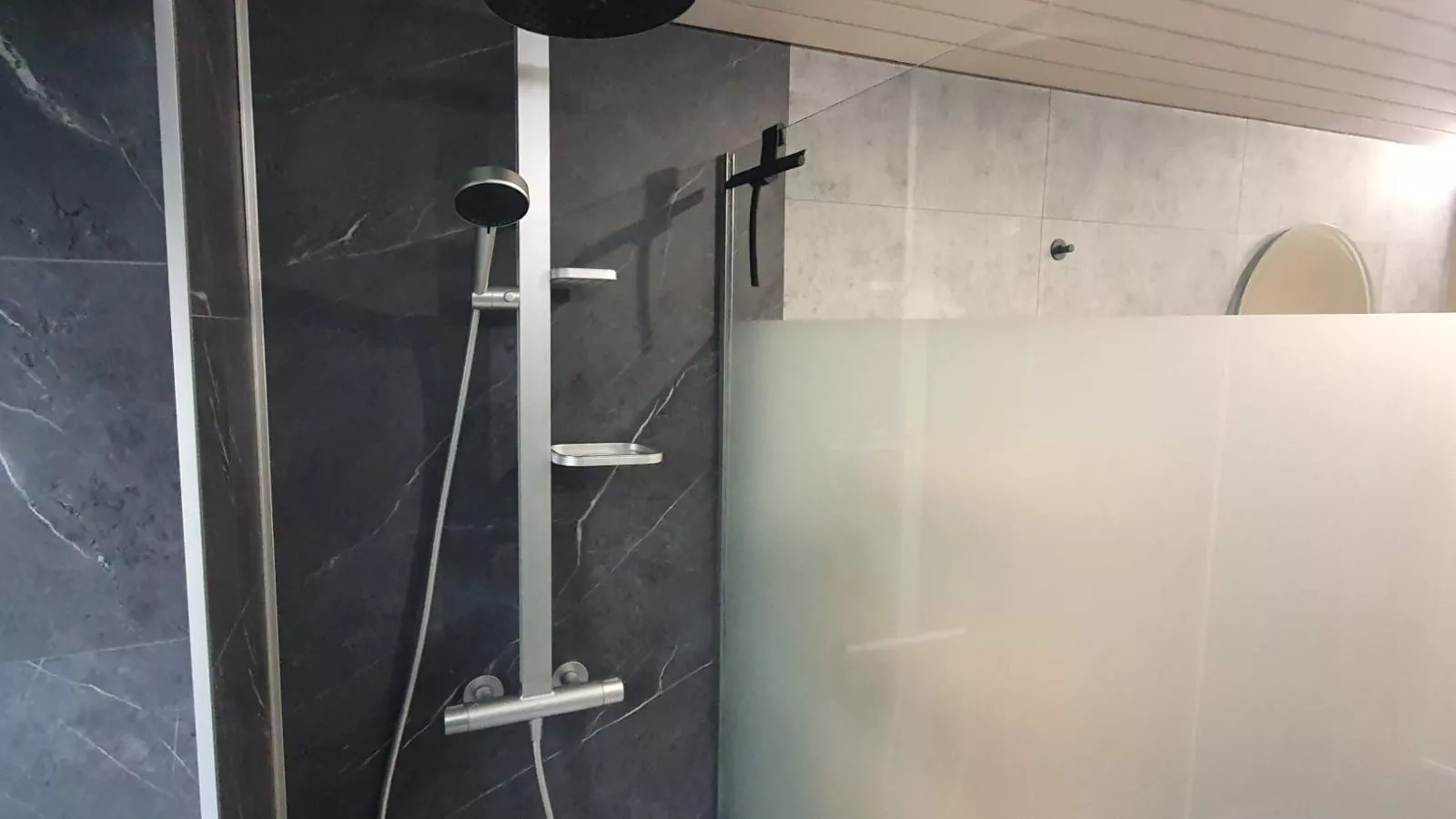 Les Pierris near F1 circuit-Badkamer