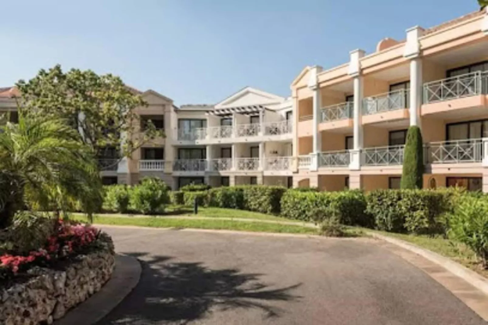 Résidence Bnb Renting Beau  2 Pi&egrave;ces Dans Un Immeuble Neuf Avec Piscine Avec Parking