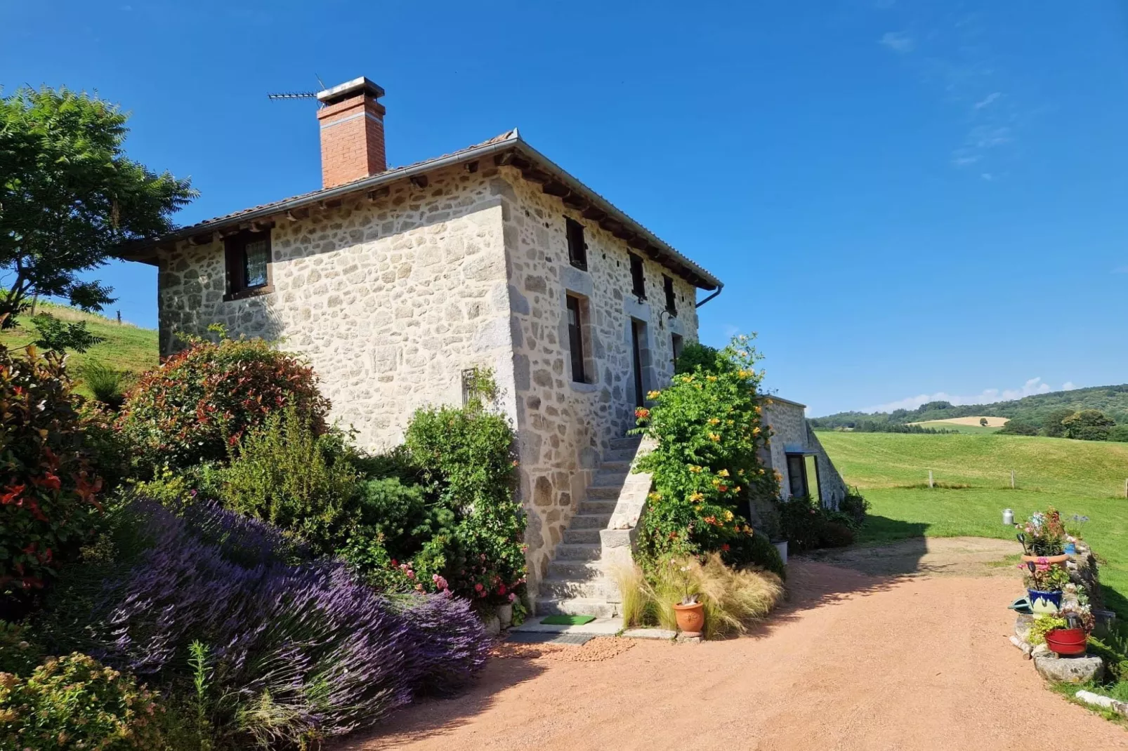 Maison auvergnate avec jacuzzi et sauna-Buitenkant zomer