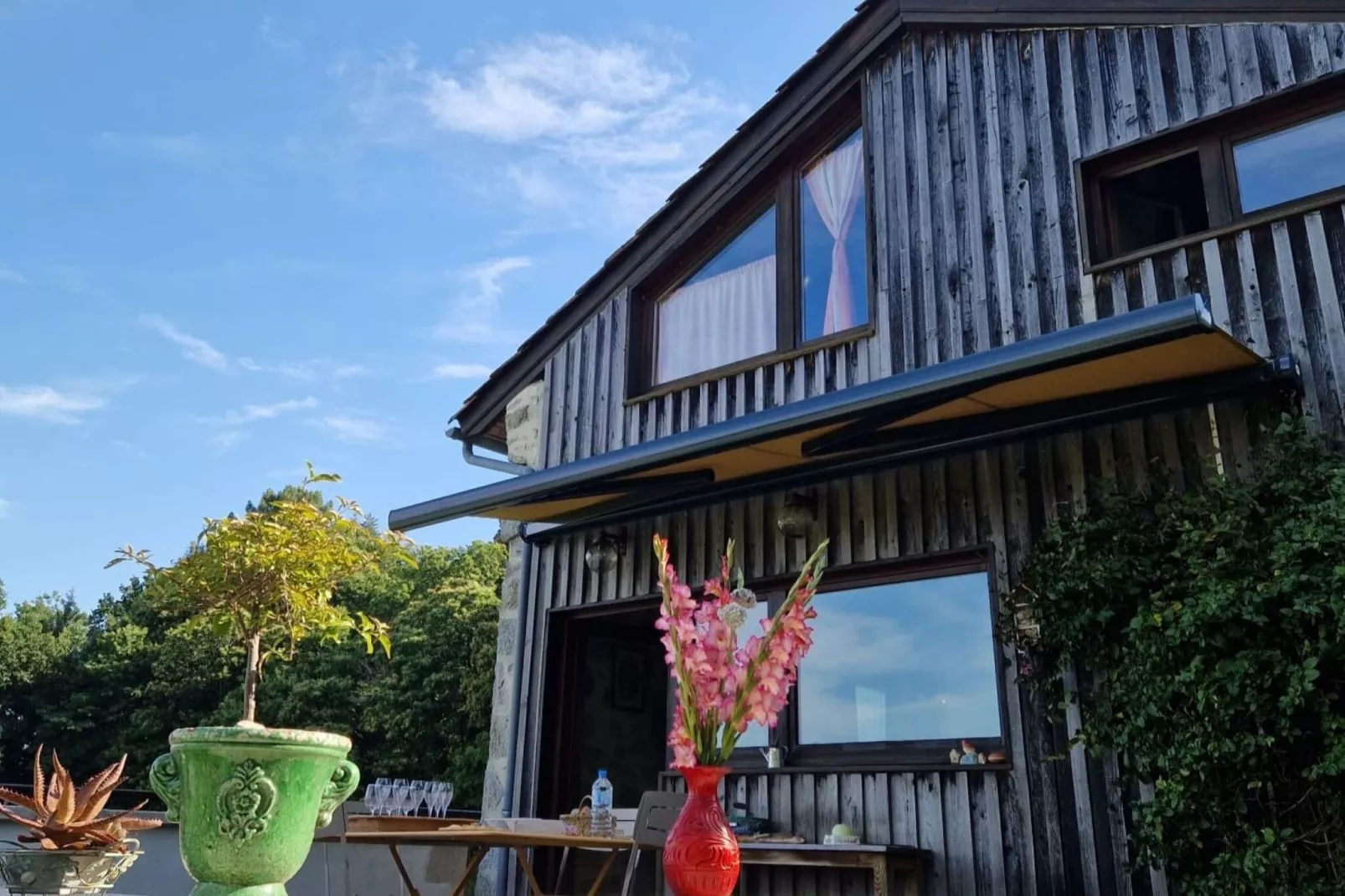 Maison auvergnate avec jacuzzi et sauna-Terrasbalkon