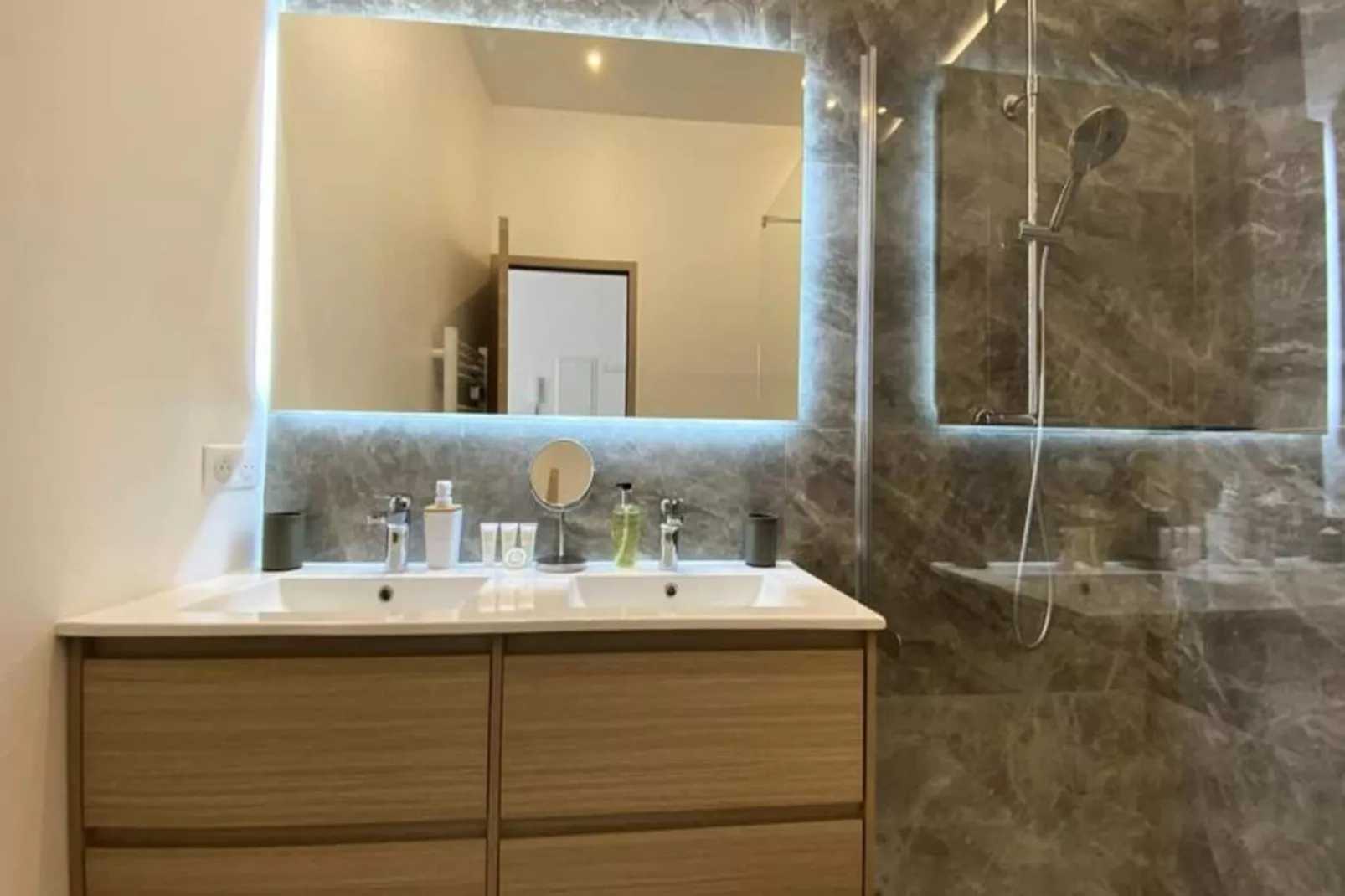 06cj : Bel Appartement Au Coeur De Cannes