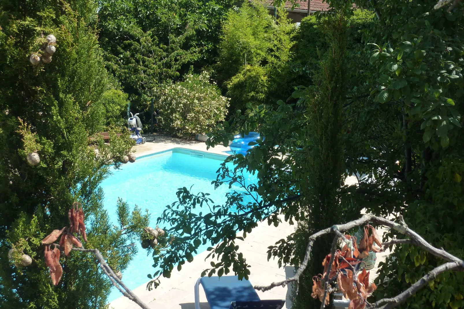 Charmant vakantiehuis met zwembad in Courry-Tuinen zomer