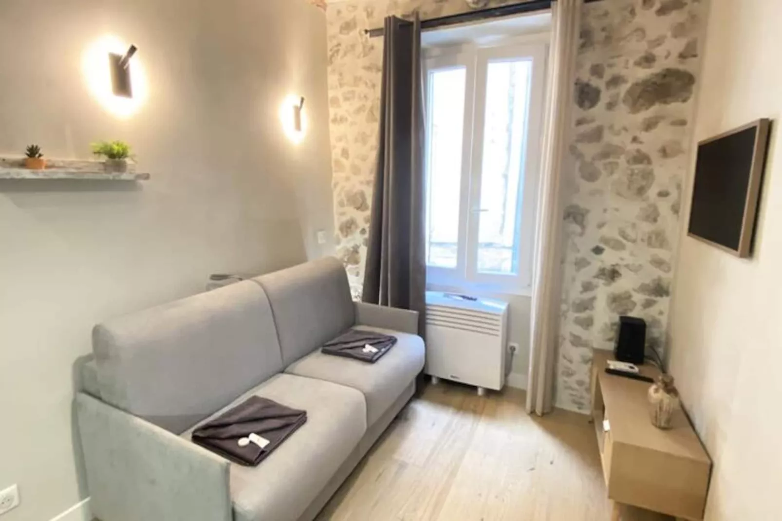 06ck : Studio Cosy Au Coeur Du Vieil Antibes-Image-tags.