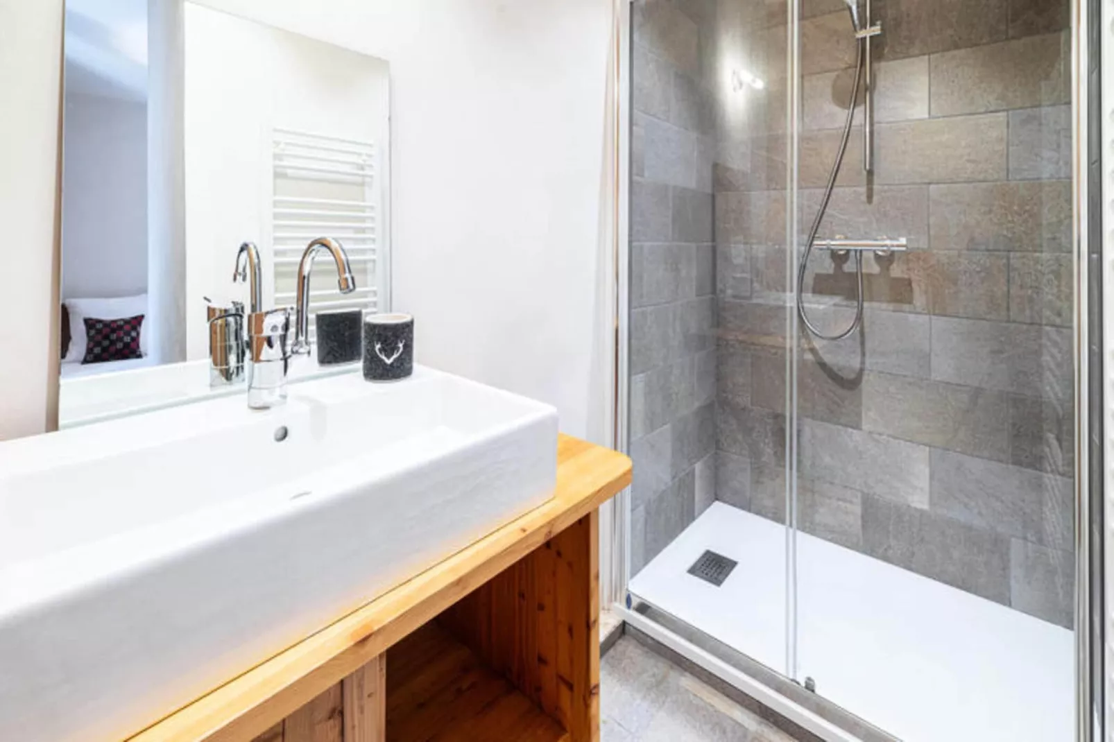 Résidence Cerf Che-Buitenkant zomer